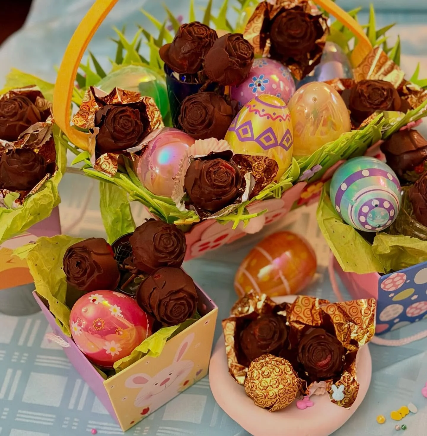 Easter is coming and these chocolate-covered strawberry roses cover all the allergies with just 2 ingredients- plant-based chocolate and strawberries. Use dark chocolate (70%+ cacao) its antioxidants called flavonoids that support heart health and ci