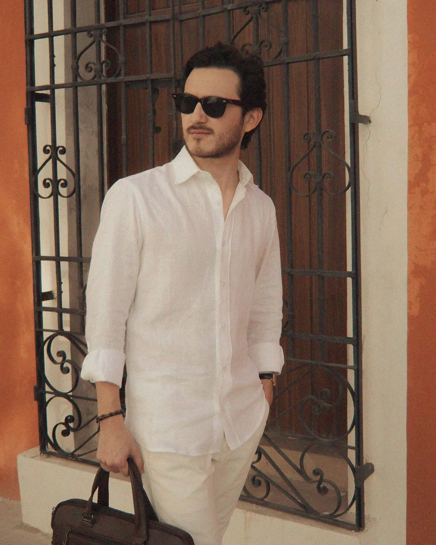 En el sur, el lino no se usa: se vive. Atemporal, ligero y hecho para caminar con elegancia bajo el sol.

#Casamara #EsenciaDelSur