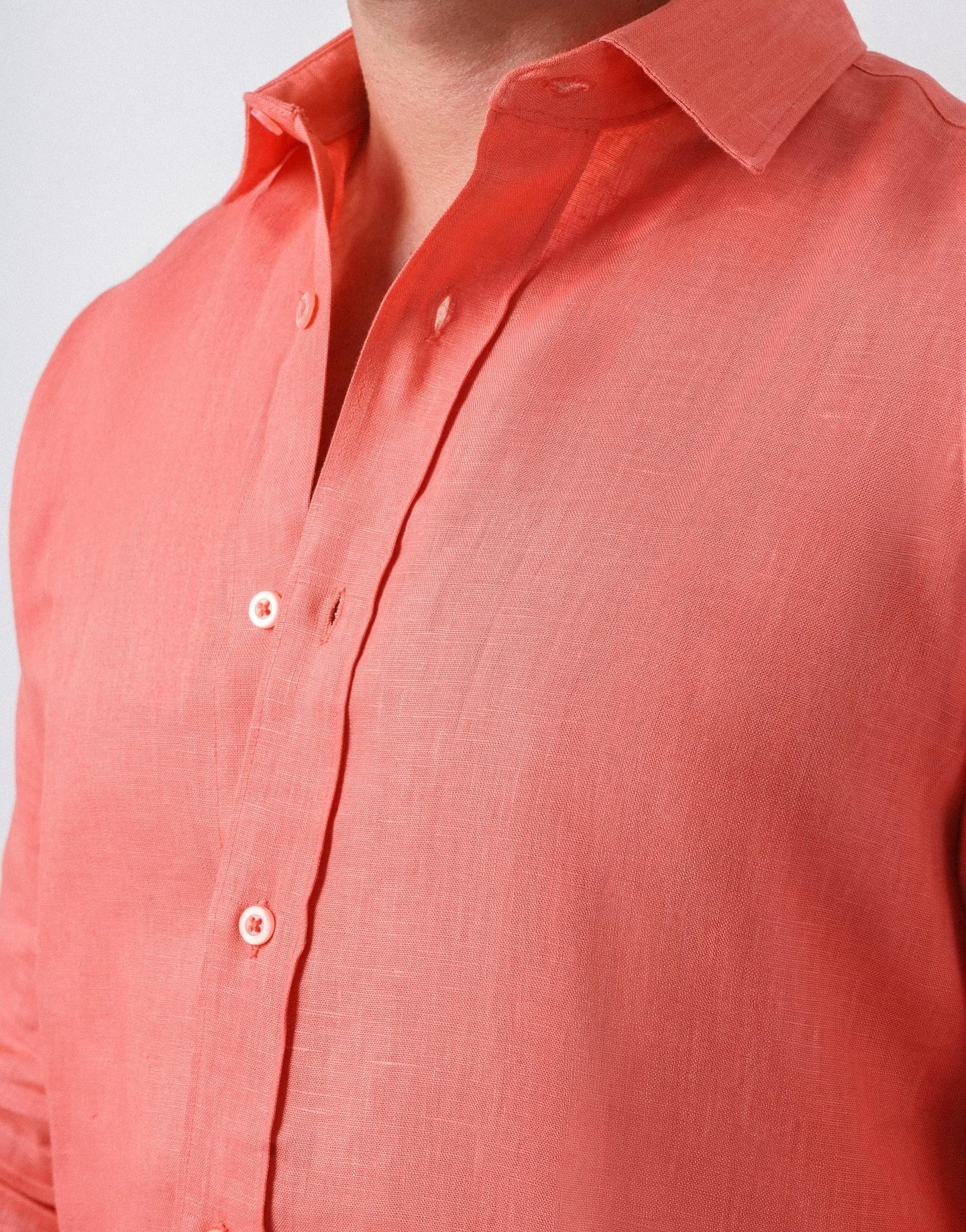 Nuestra camisa terracota es una explosi&oacute;n de luz y car&aacute;cter. Inspirada en el sol que enciende las murallas de Campeche al atardecer, esta prenda irradia energ&iacute;a y sofisticaci&oacute;n sin excesos.☀️

Disponible en nuestra p&aacut