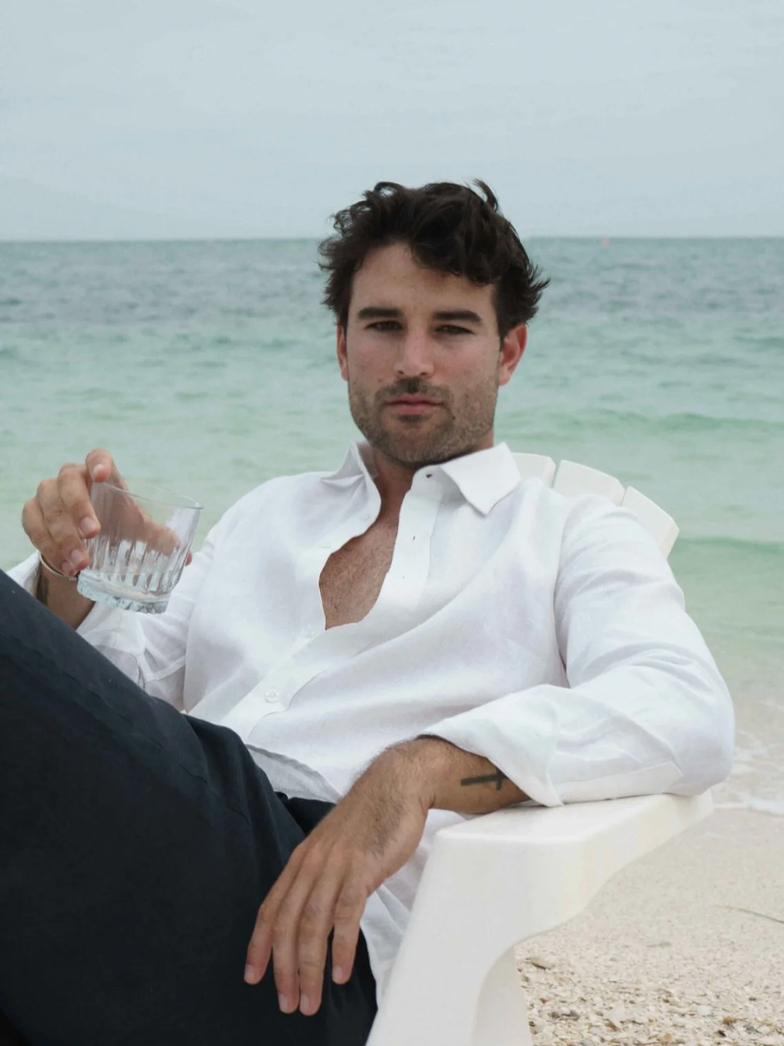 No hay prisa cuando vives a tu ritmo. 
Camisa blanca, sal en la piel y el tiempo a tu favor.

Encu&eacute;ntrala en nuestra p&aacute;gina web☀️

#casamara