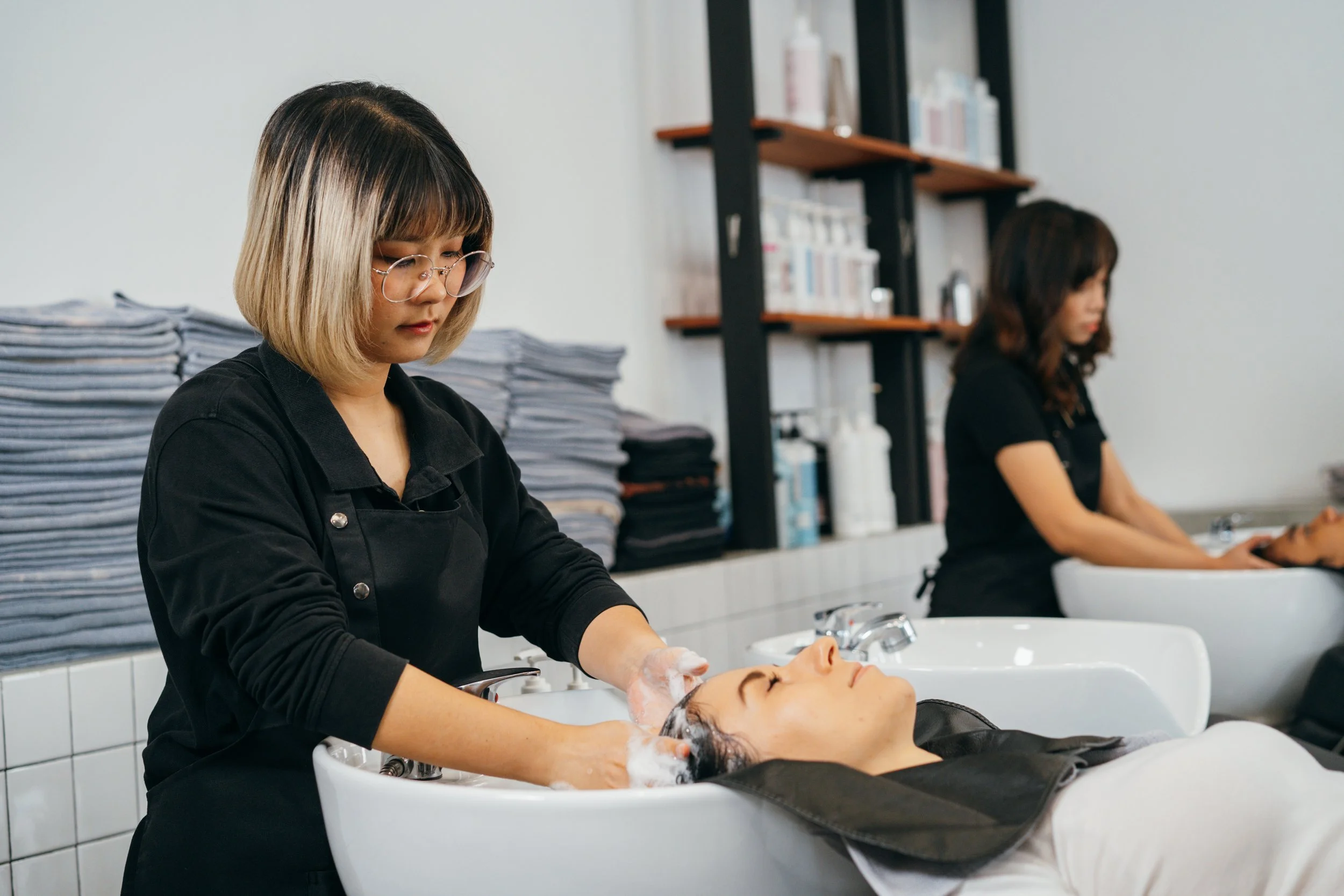 hairdresser-shampooing-hair-of-female-customer-2025-01-29-07-33-37-utc.jpg