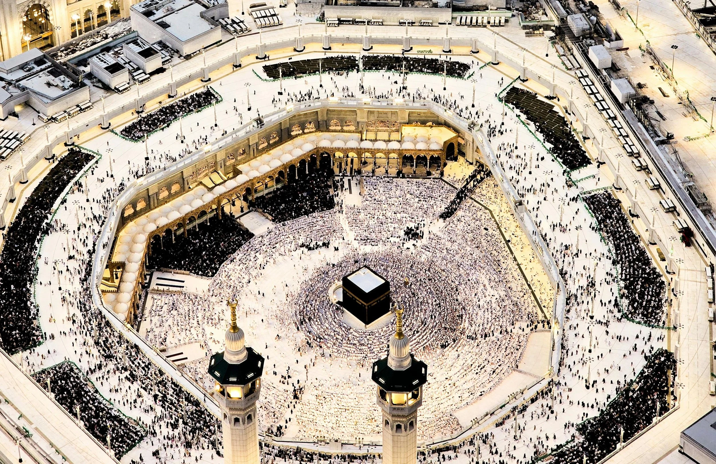 Dhul Hijjah begins today. Over the next ten days, millions of Muslims will travel to Makkah for Hajj, converging on a mosque unlike any other in Islamic architecture.

Masjid al-Haram doesn't follow the typical mosque layout. Instead of worshippers f