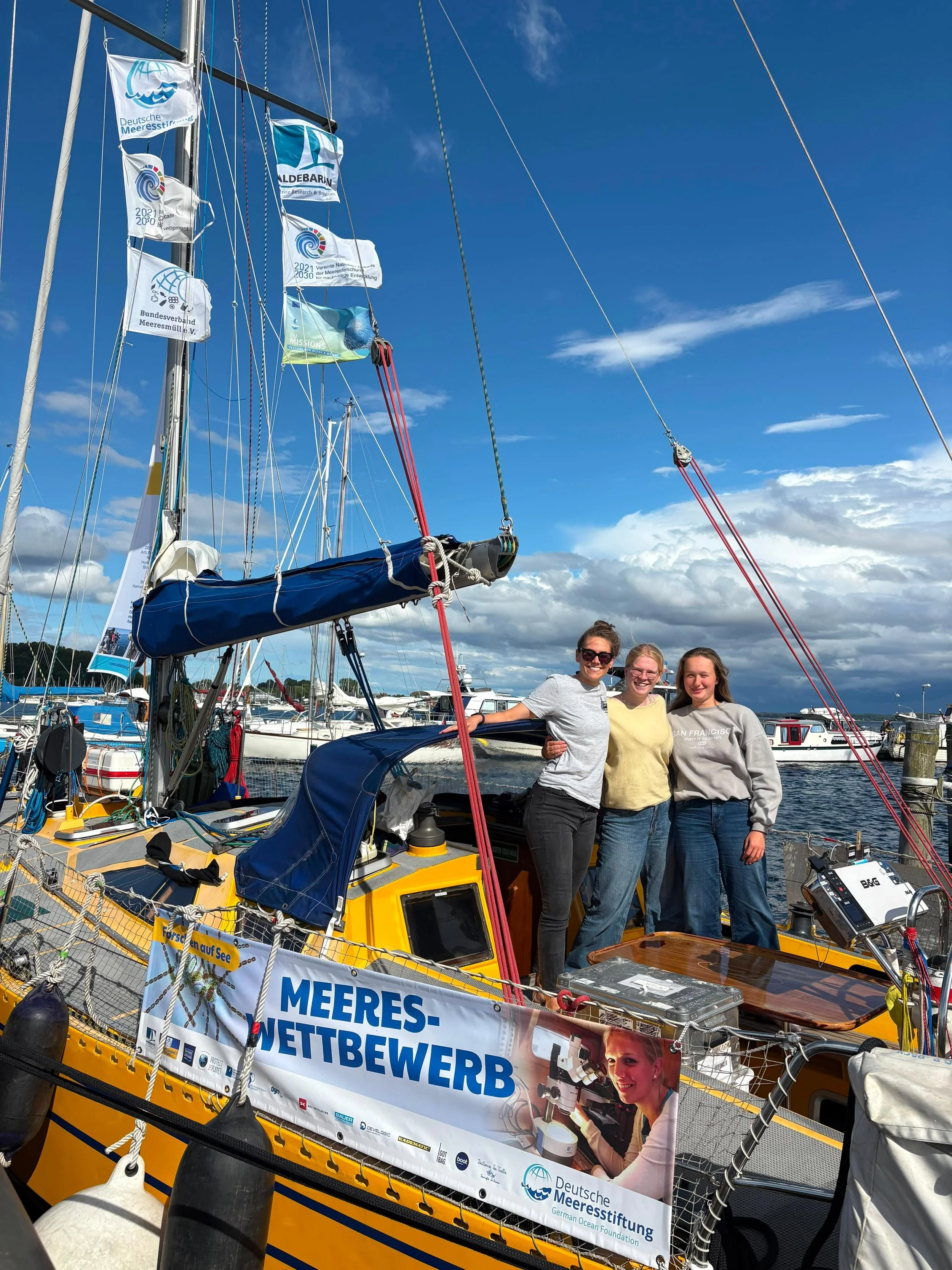 Gestern ist unser neues Forschungsteam an Bord der ALDEBARAN gekommen! ⛵🔬

Wir freuen uns sehr &uuml;ber unser neues Team Lena Dree&szlig;en und Emilia Schreiber von der Stiftung Louisenlund, begleitet von ihrer Wissenschaftspatin Dr. Mona Norbisrat