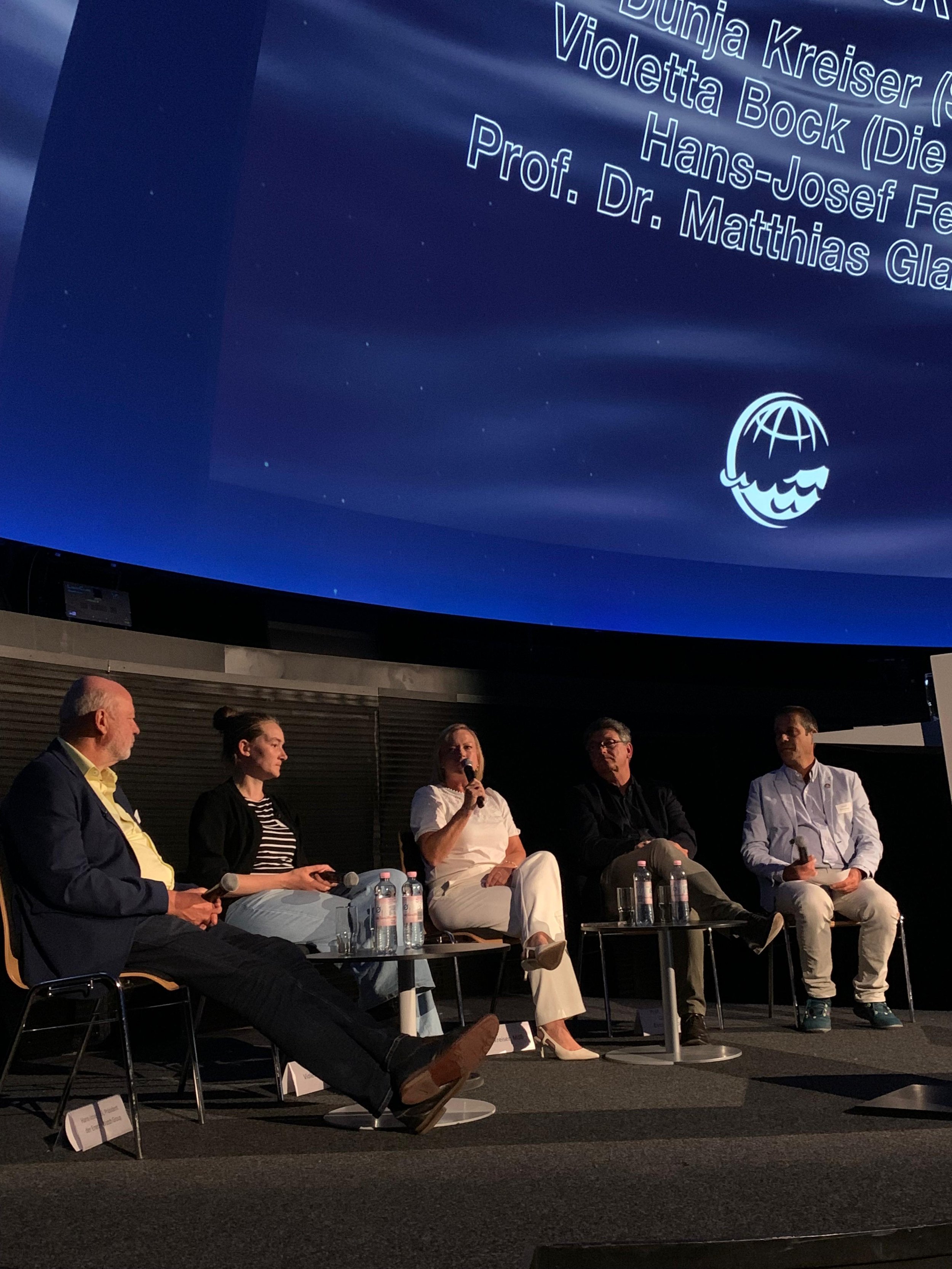 20250708_DMS_ParlamentarischerAbend_Podium.jpg