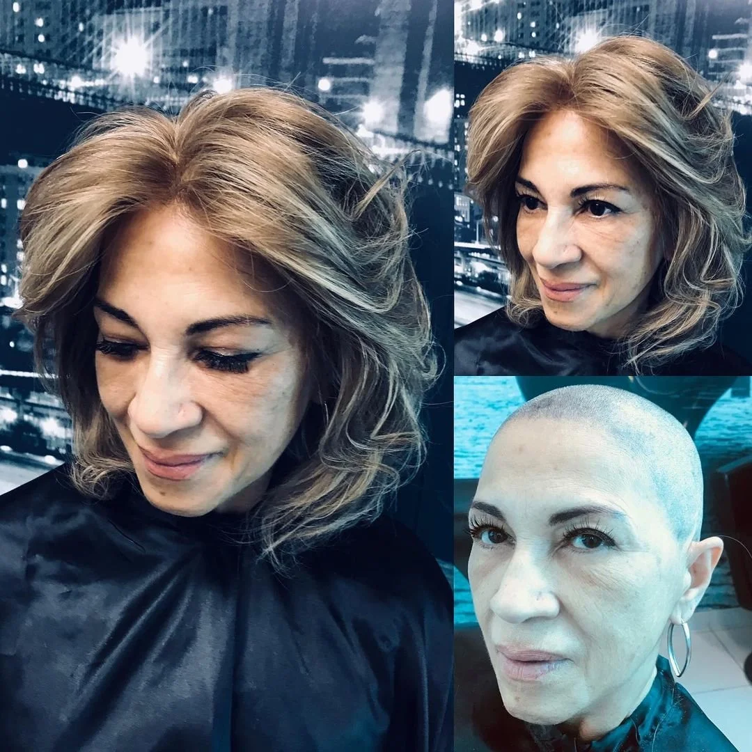 Mulher com cabelo castanho cacheado em duas fotos, uma com cabelo natural e outra com cabelo raspado, em ambiente com fundo de uma parede com luzes de cidade.