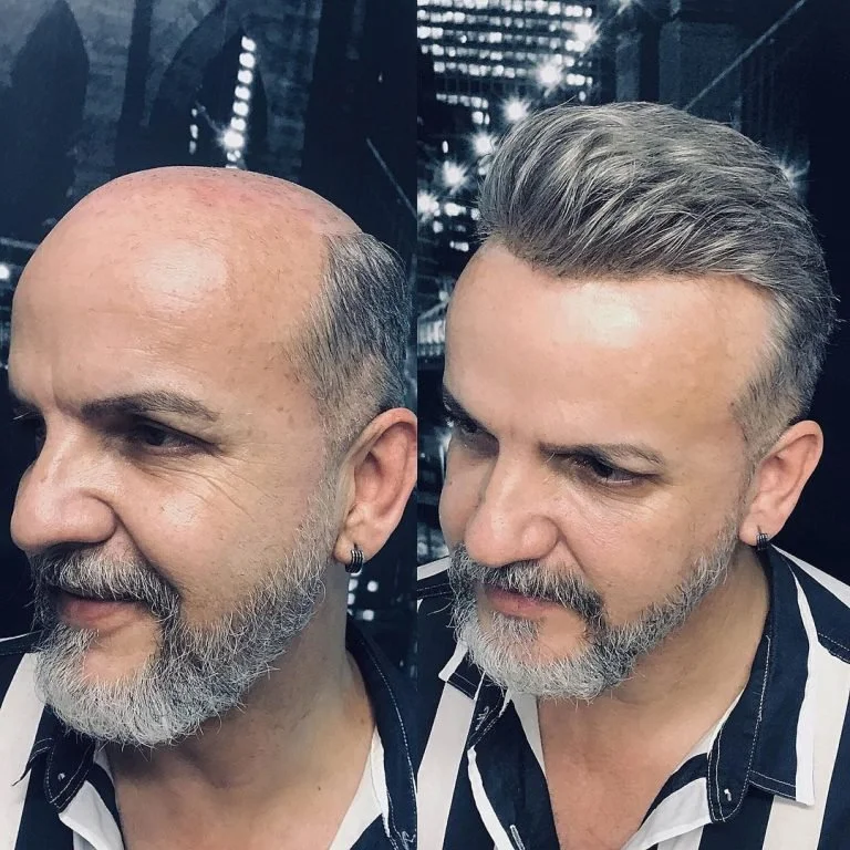 Foto de um homem antes e depois de um corte e styling de cabelo, mostrando a transformação de cabelo e aparência com cabelo curto e penteado.