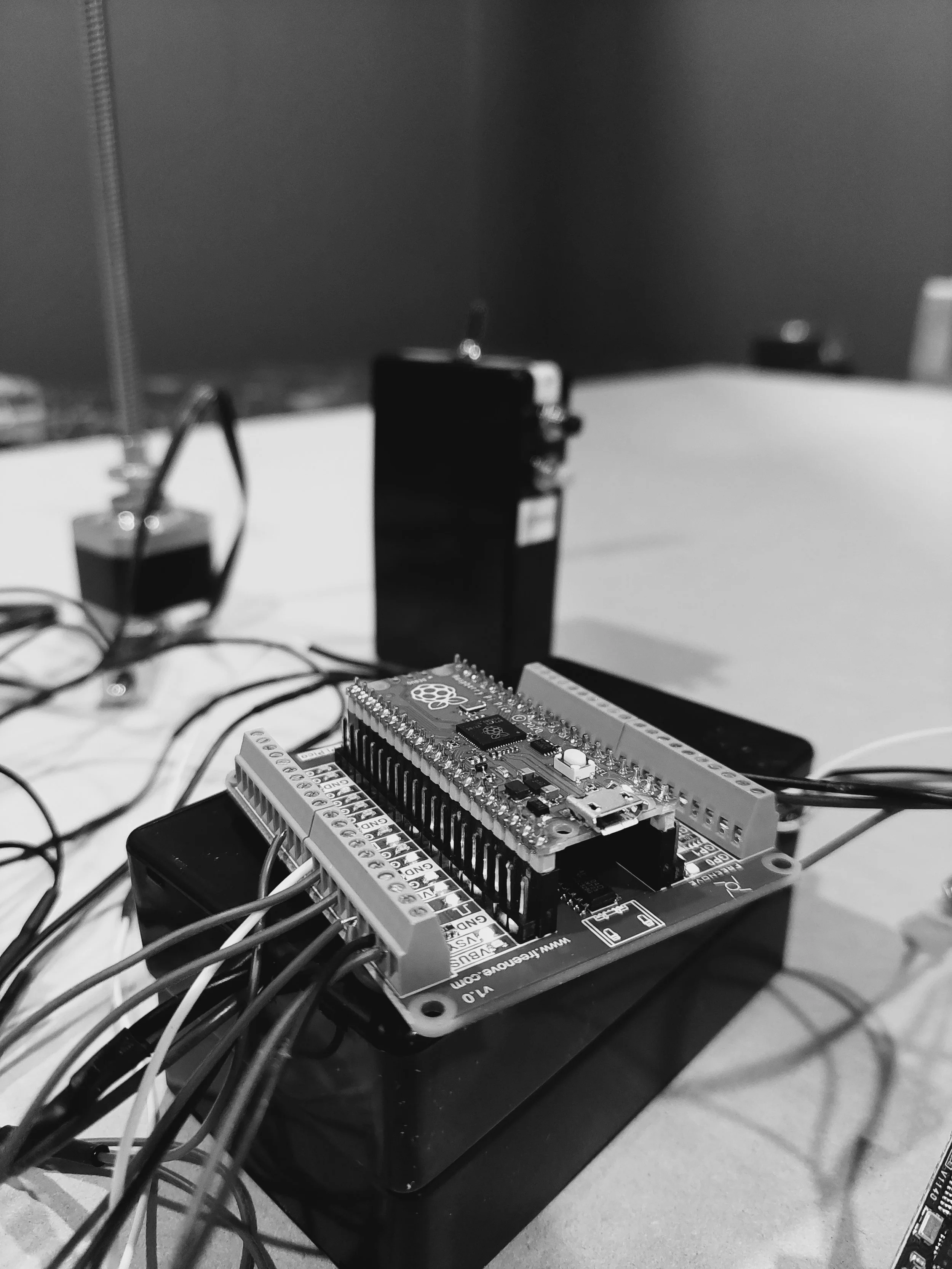 Raspberry Pi controller and servo motor with leadscrew assembly, part of a full-build consumer goods prototype developed in collaboration with an electronics and mechanical design partner.