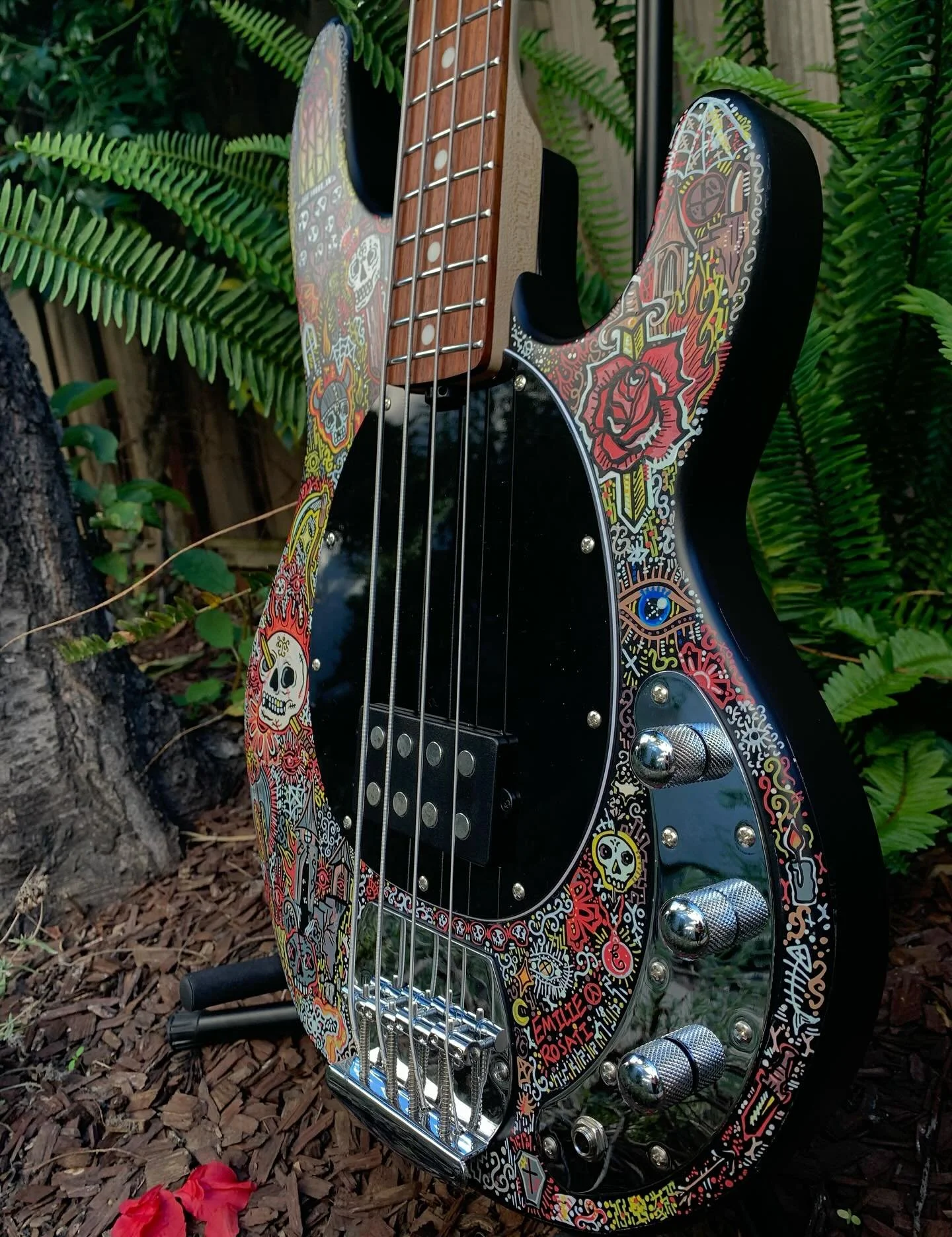 This one is for all my Bass Guitar players out there☠️🔥🖤🤘🤘 emilierosatiart.com #bassguitar #gothicart #bass #stingraybass #guitar #emilierosati #customguitar #basslovers #gothicmetal