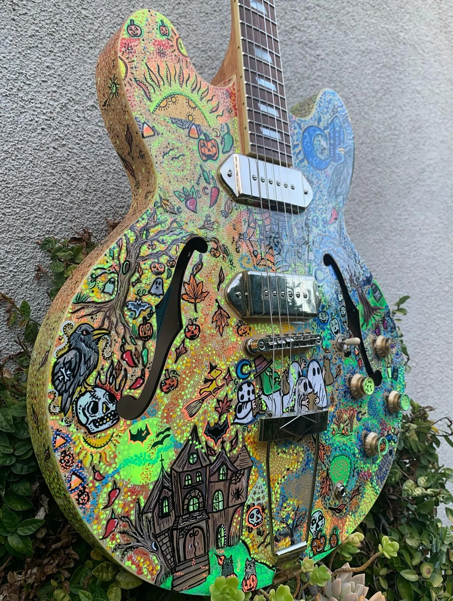 Throwback to my Halloween Fall-Themed Casino Guitar! 🎃🎸🦇✨ For this piece the customer requested light &amp; dark fall imagery with nostalgic Charlie Brown themes!🎨 And of course extra UV paints on this one! Fully custom sides, back &amp; truss Ro