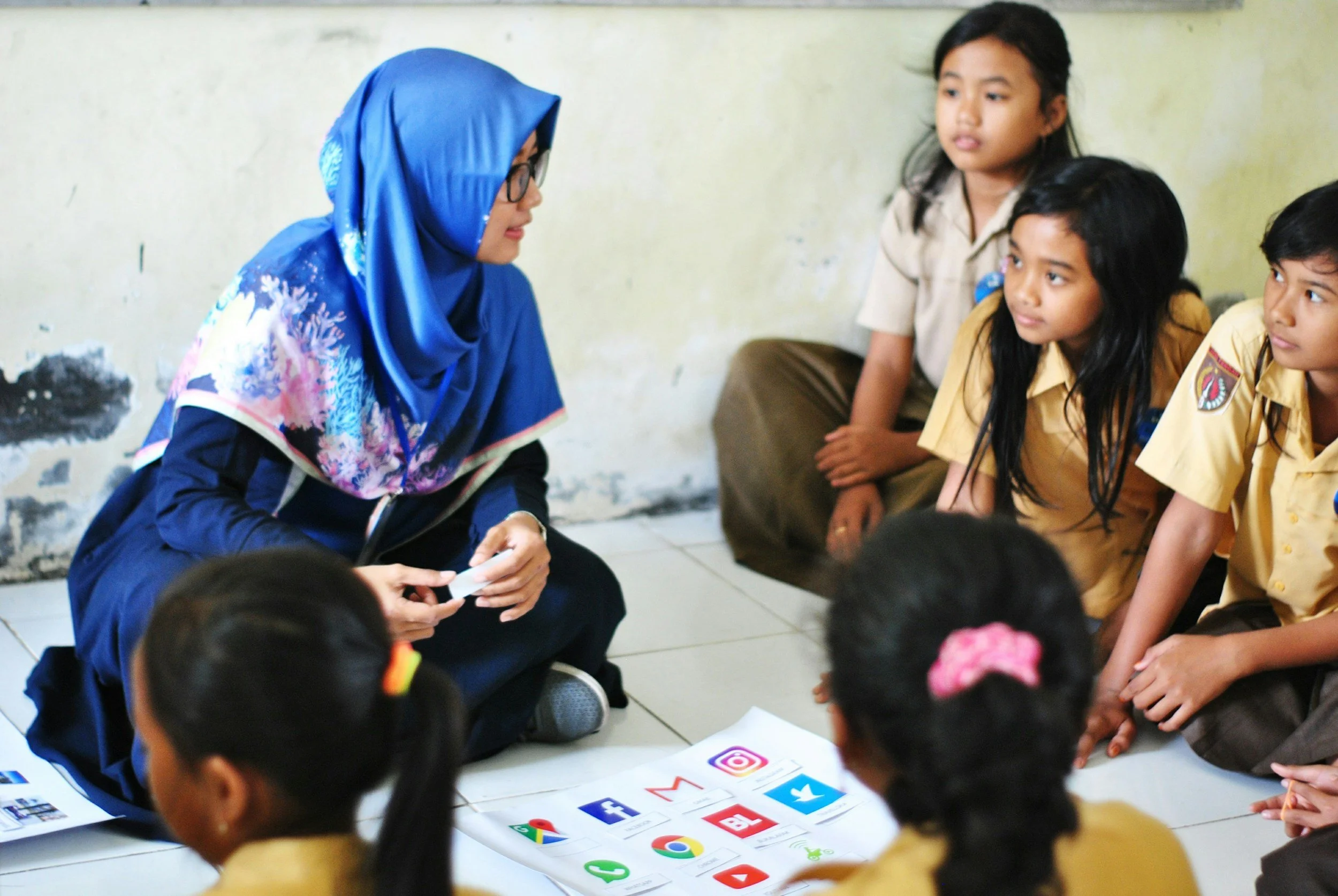 a teacher talking to a bunch of students