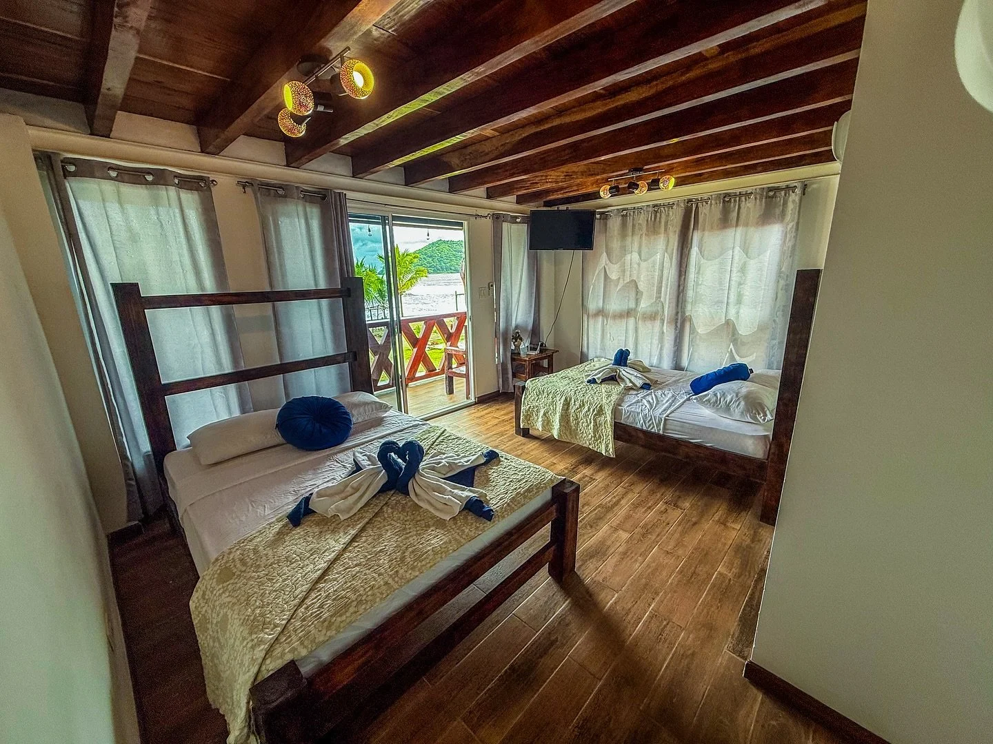 🤩¿Comodidad y elegancia frente a la playa? Sí, en Guánico Beach Resort hemos preparado para ti unas exclusivas habitaciones que permitirán relajarte mientras disfrutas del encantador sonido de las olas.☀️🏝️ ¡המשך&