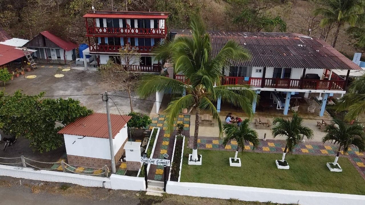 מבט מלמעלה על אתר הנופש והשטחים באתר הנופש גואניקו ביץ'