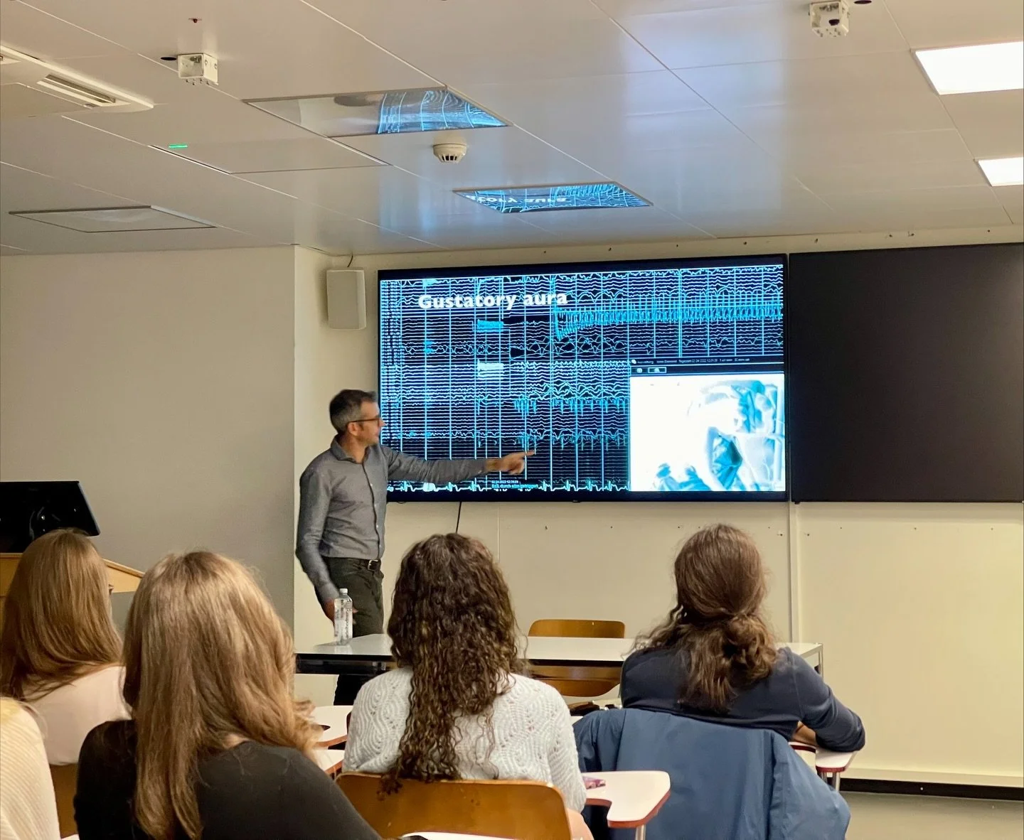 On Wednesday, November 27, we had the honor of hosting the second NeuroClub of the semester with Prof. Dr. med. Dr. sc. nat. Maxime Olivier Baud, Senior Physician and Co-Deputy Head of the Sleep-Wake-Epilepsy Center (SWEZ) and Head of Pre-Epilepsy Su