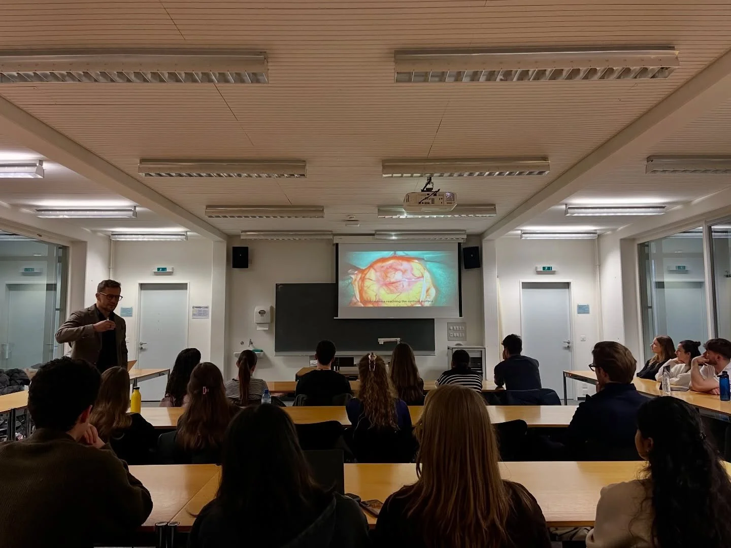 A few days ago, it was our great pleasure to welcome Dr. Michael Murek, board-certified neurosurgeon at Inselspital Bern, for our last NeuroClub of the semester. 

His talk on techniques and latest innovations in the field of Neurosurgery offered ins
