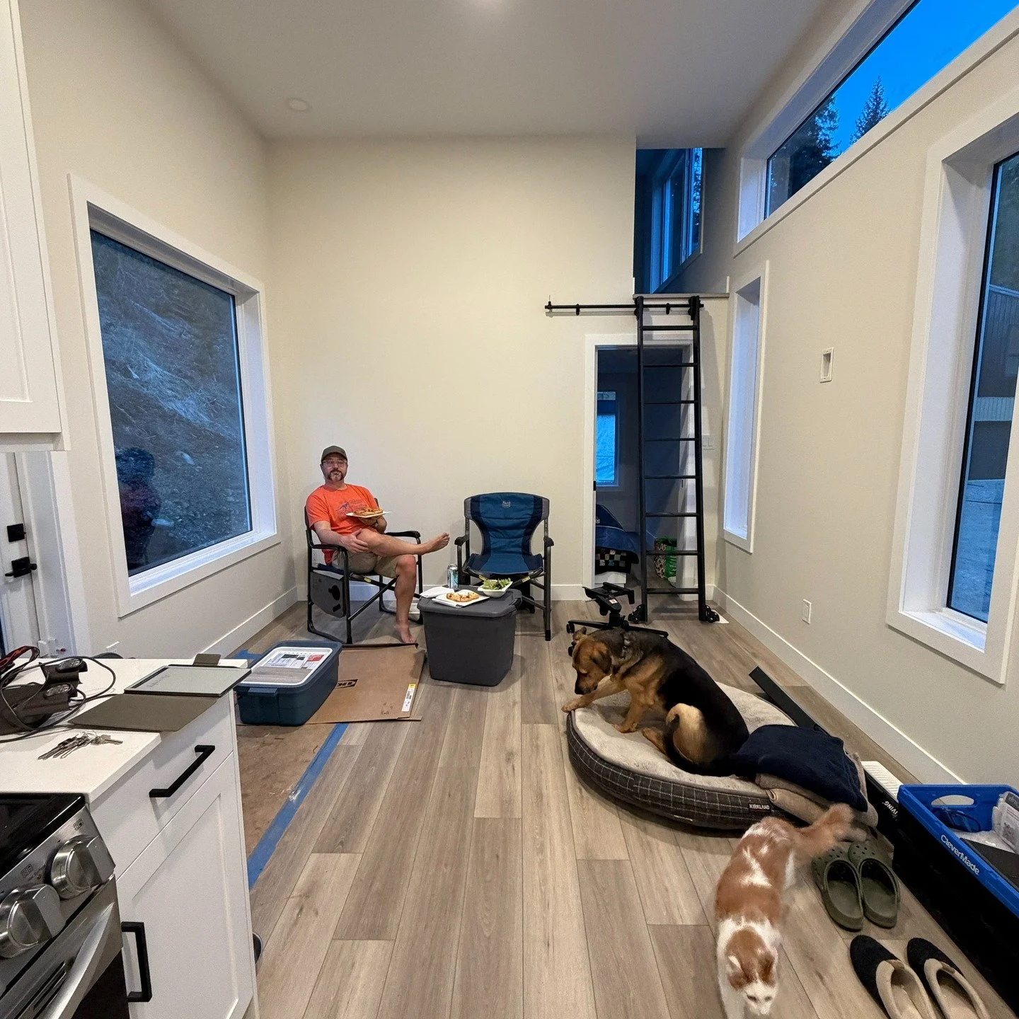 Our first full weekend at Tiny Tammy! This time, we brought Penelope - who handled the 2.5 hour car ride like a champ. 

1 - first meal! (frozen pizza as it was a late night arriving). We're calling our style 'chaos chic' (couch arrives Monday)
2. Ky