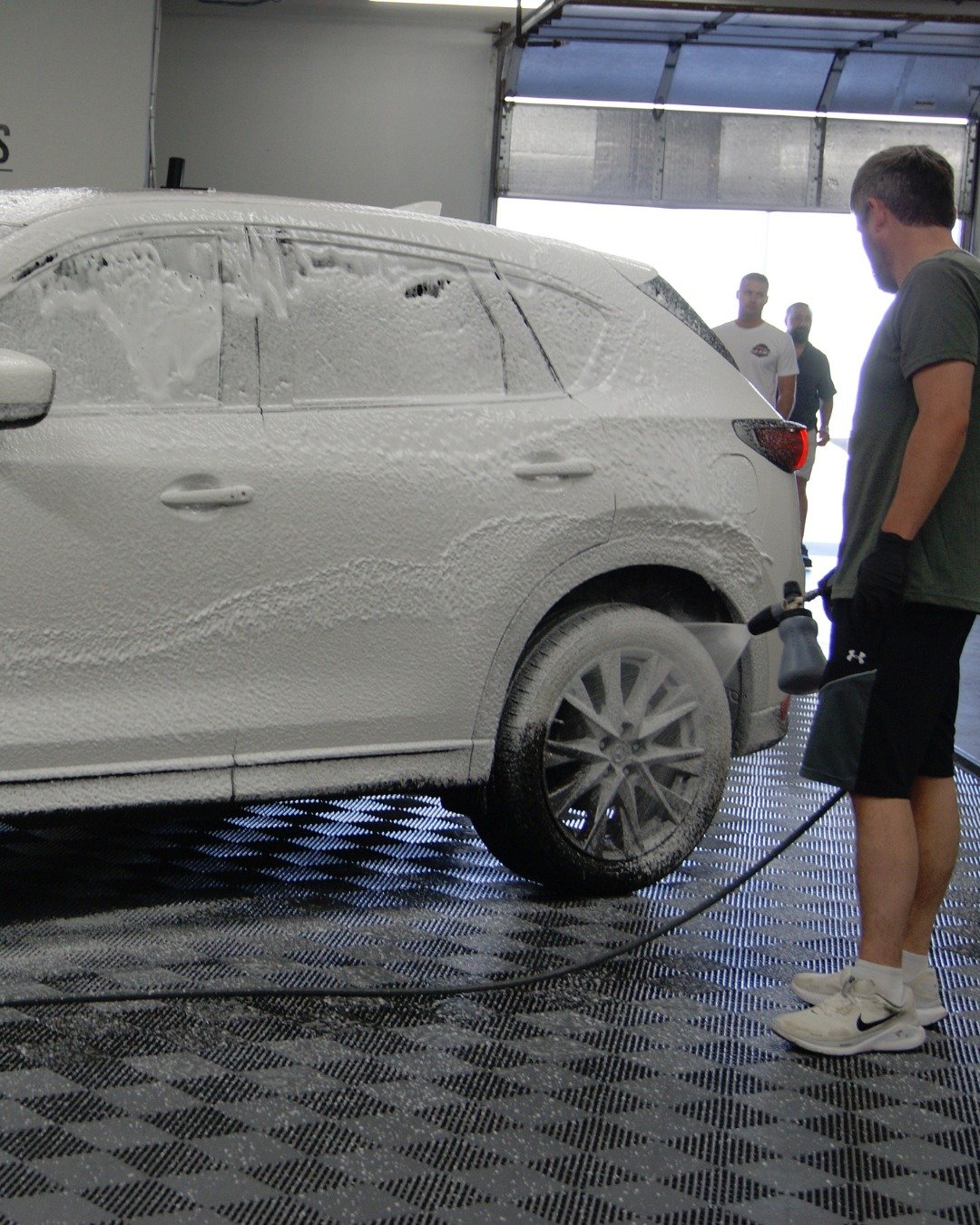The closest we come to a snow-capped vehicle in the Valley 😅☃️ Foam cannon "snow" ❄️
.
.
.
#thebaysmesa #mesaaz #mobiledetailersaz #indoorcarcare #arizonacarscene #mazda