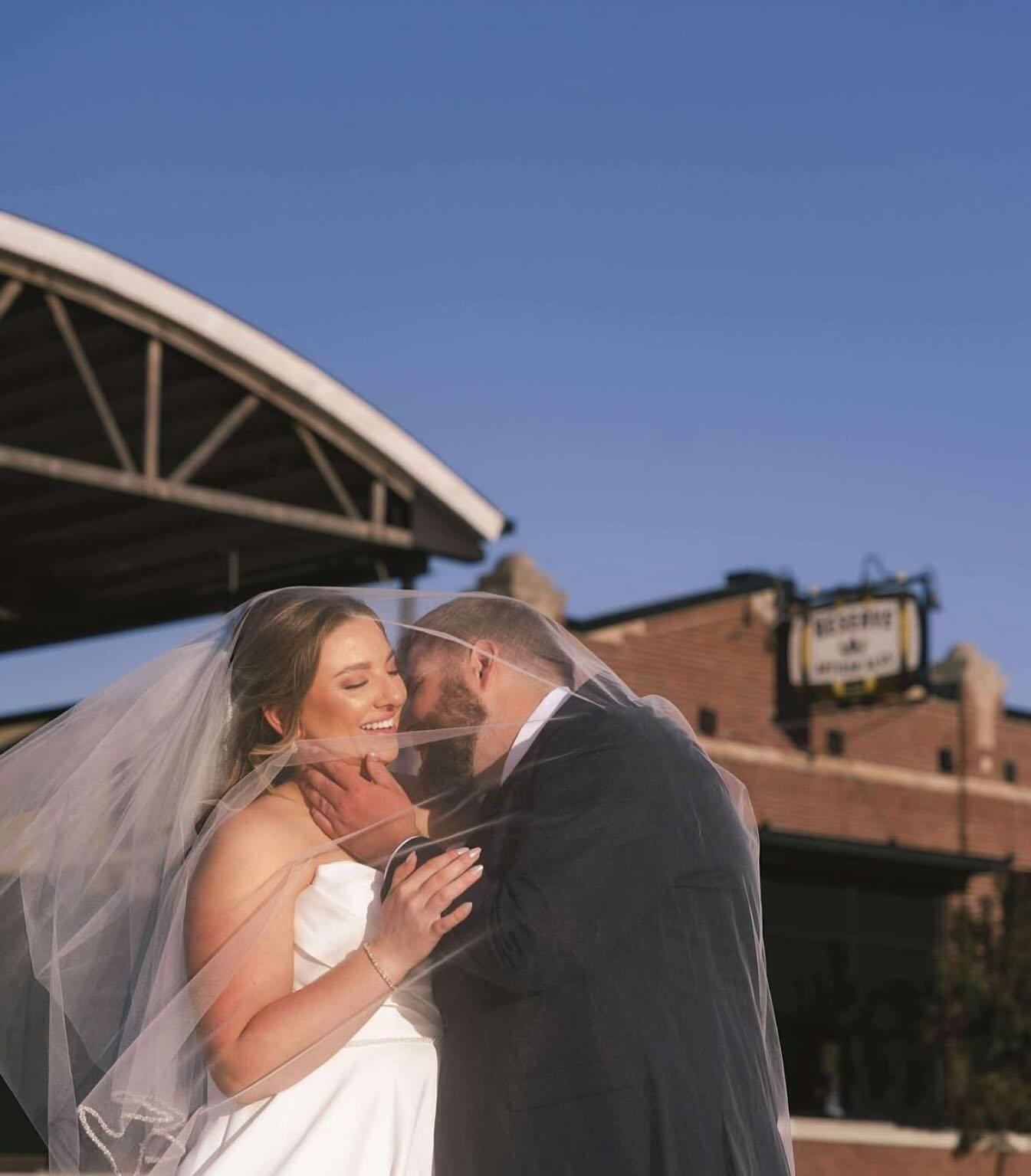The light, the veil, the breeze, the backdrop&hellip;perfection 💐💍 
📸 @forevermoore_photoandfilm