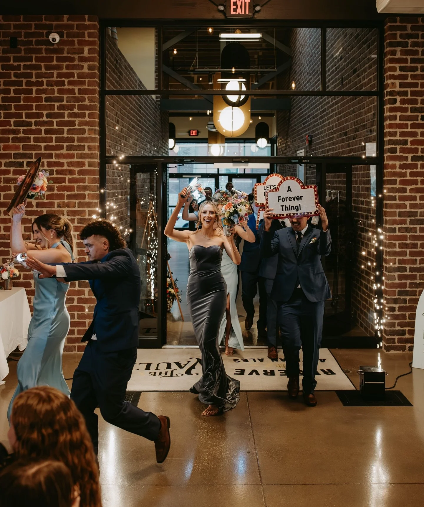 One heck of a bridal PARTY 🔑 
📸 @madisonannephotography_