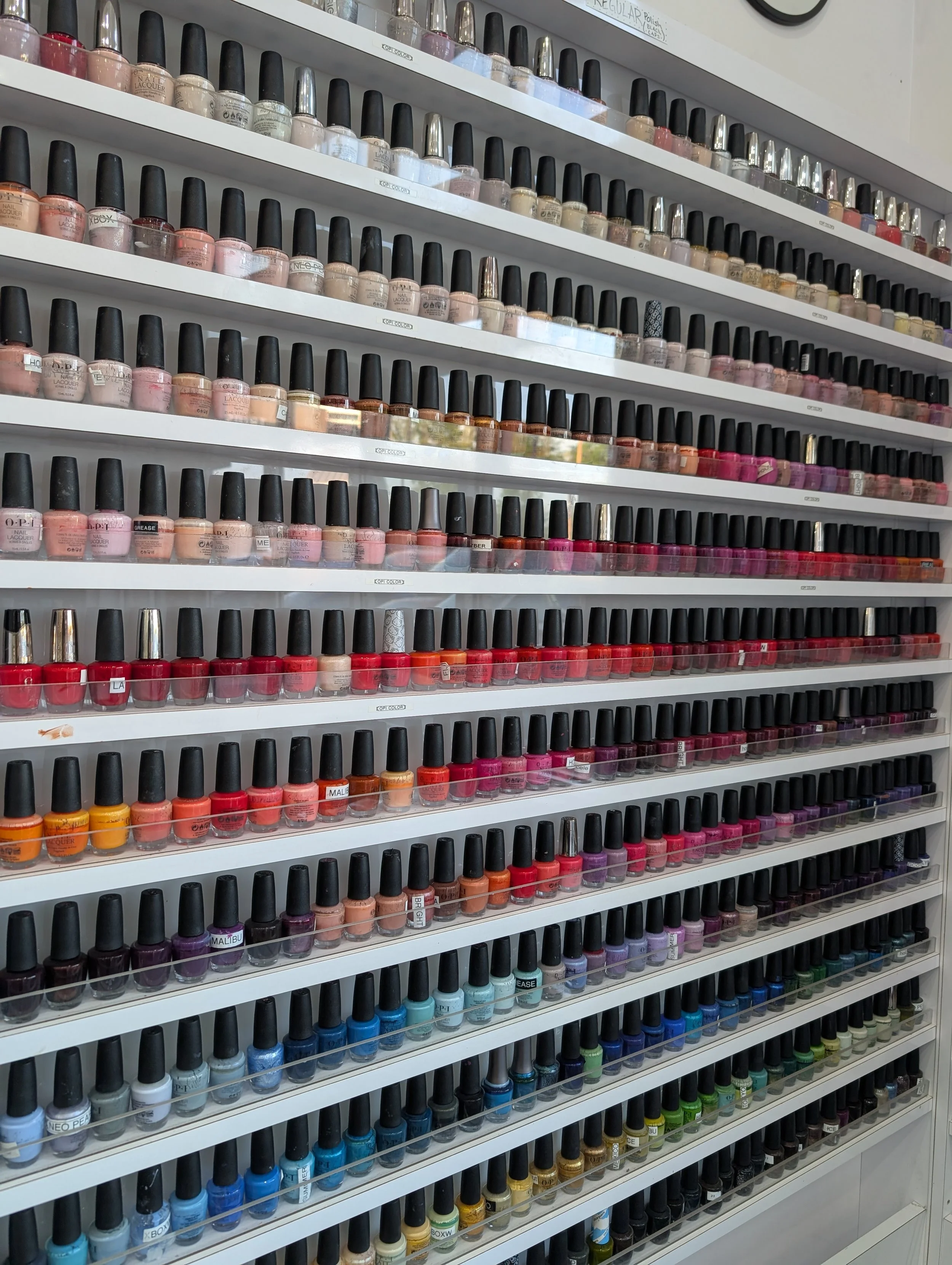 Gel vs. Dip Powder: A Guide to the Best Manicure for Your Lifestyle