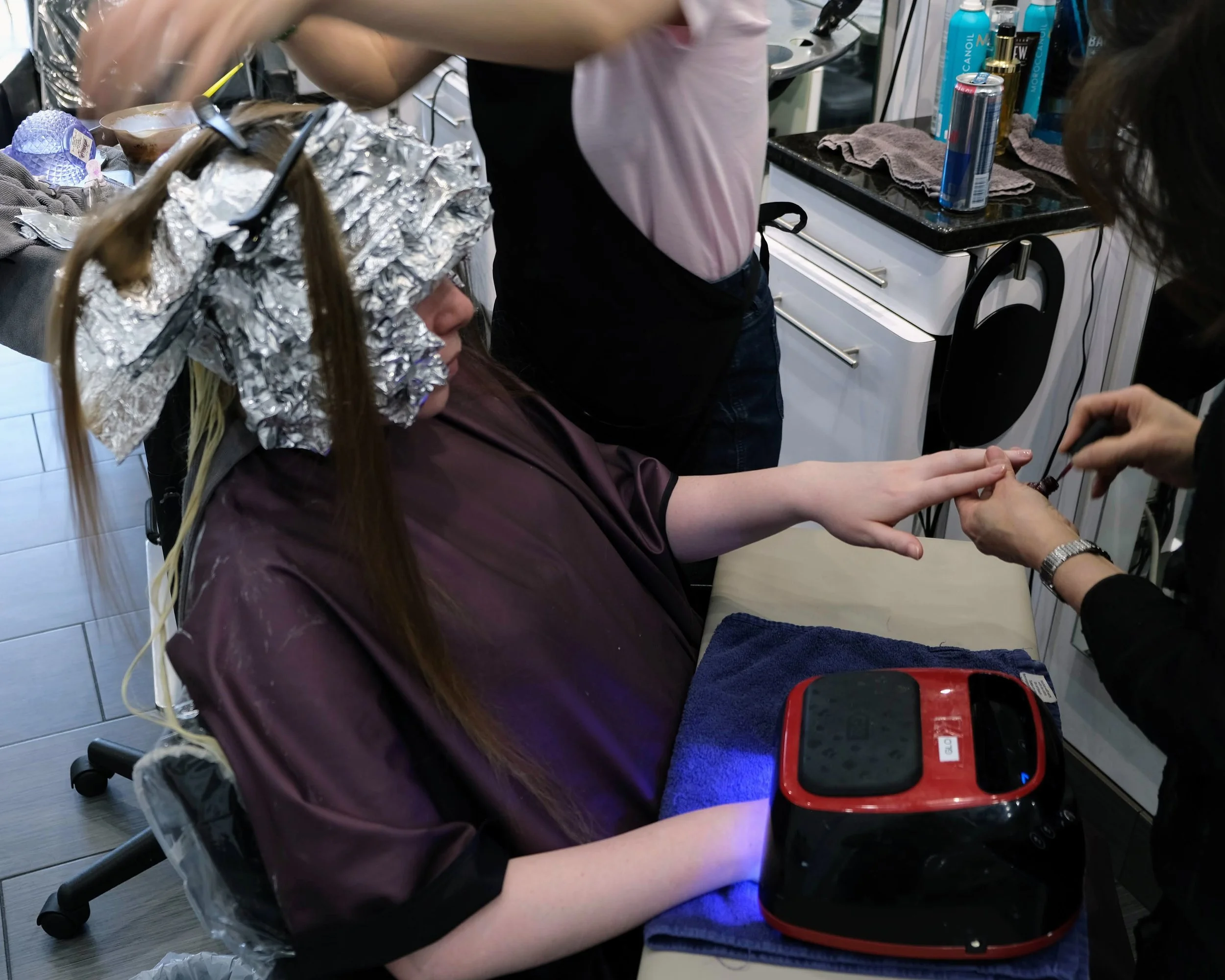 manicure while getting hair coloring
