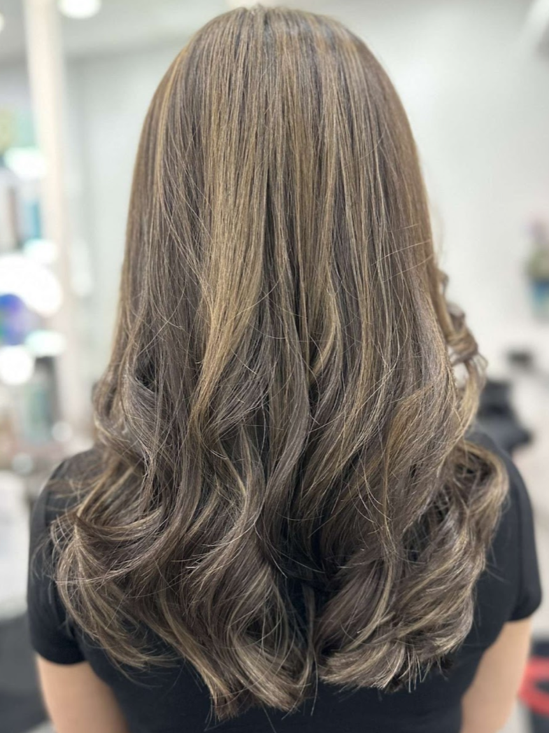 Balayage color on a brunette woman's long hair.