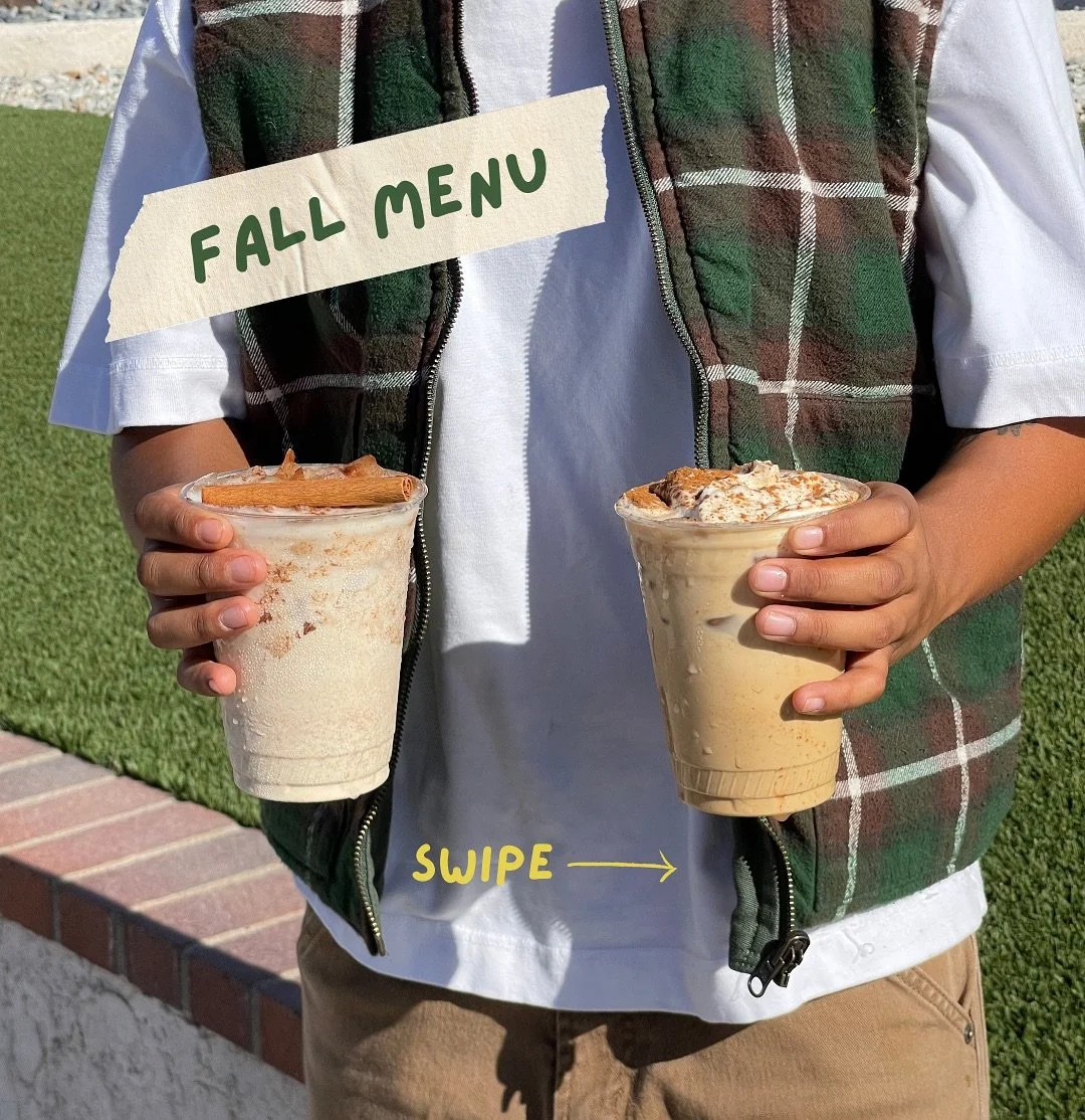 big news.. our FALL MENU is finally here! 
say hi to:
🥞 maple pecan latte 
🍌 banana bread matcha
🍎 caramel apple cider
🍂 cozy chai 
stop by & try out our new autumn sips THIS WEEKEND at @themallmarket & @tylergalleriafarmersmarket in rive