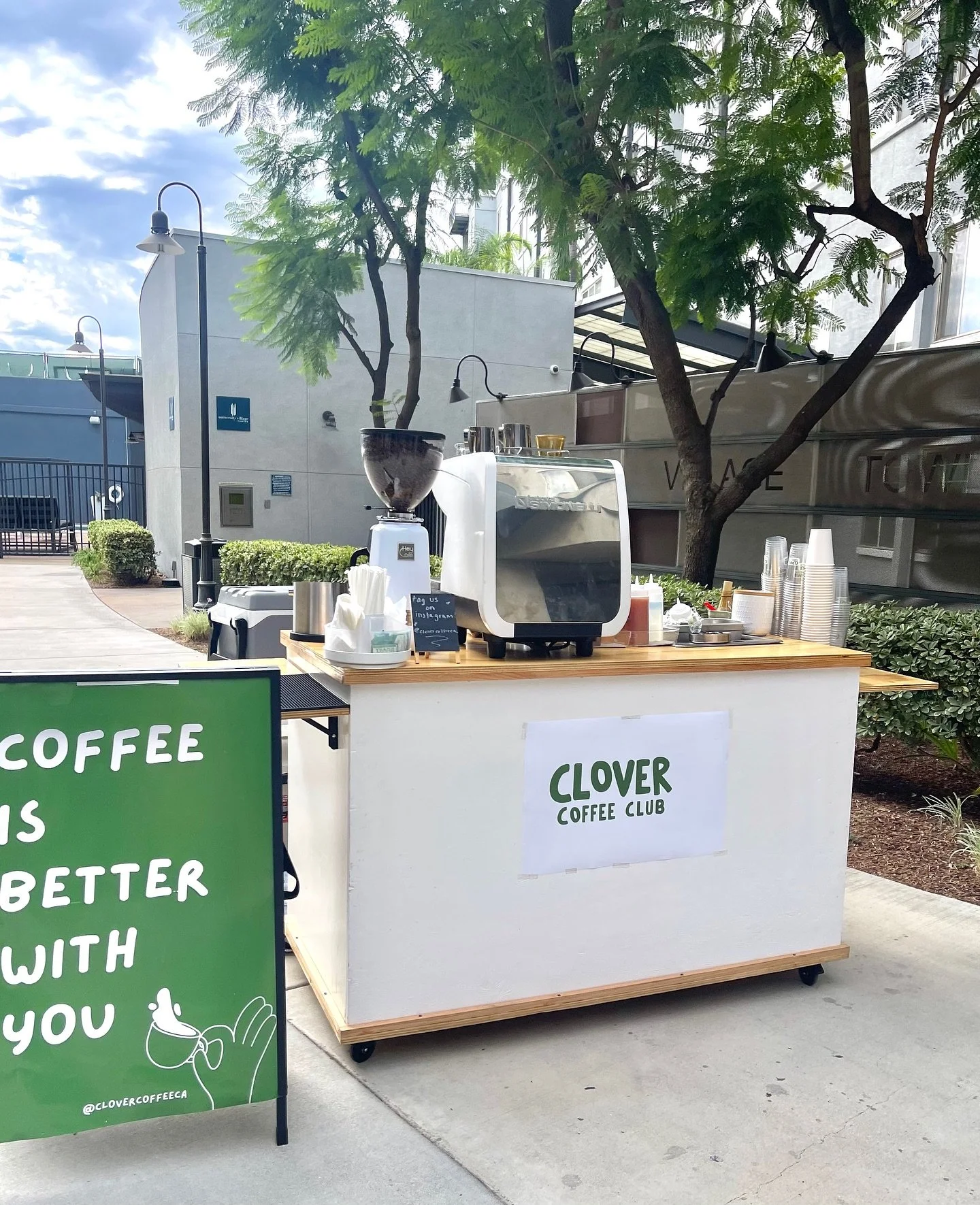 had so much fun serving the students & staff at university village towers for their welcome week!💚 
📩 want us at your event? message us! 
#clovercoffeeclub #clovercoffee #mobilecoffeecart #coffeecart #coffeebar #matchabar #socal #inlandempire