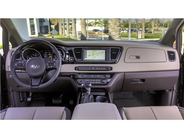 2017_Kia_Sedona_2.jpg