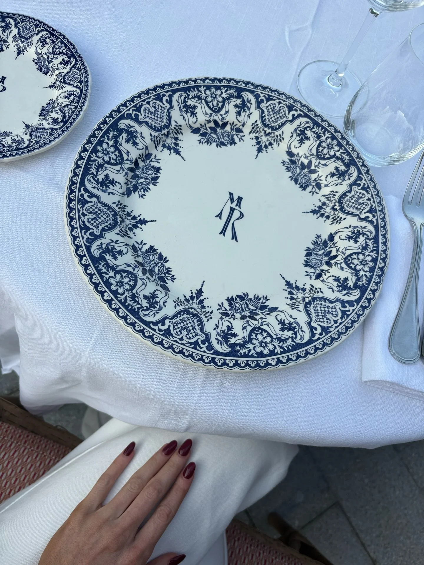 Dinner setting last night- inspiration is everywhere in Dubai, they have embedded and crafted design that is multifaceted in every room you walk into #delanodubai #dubaidesign