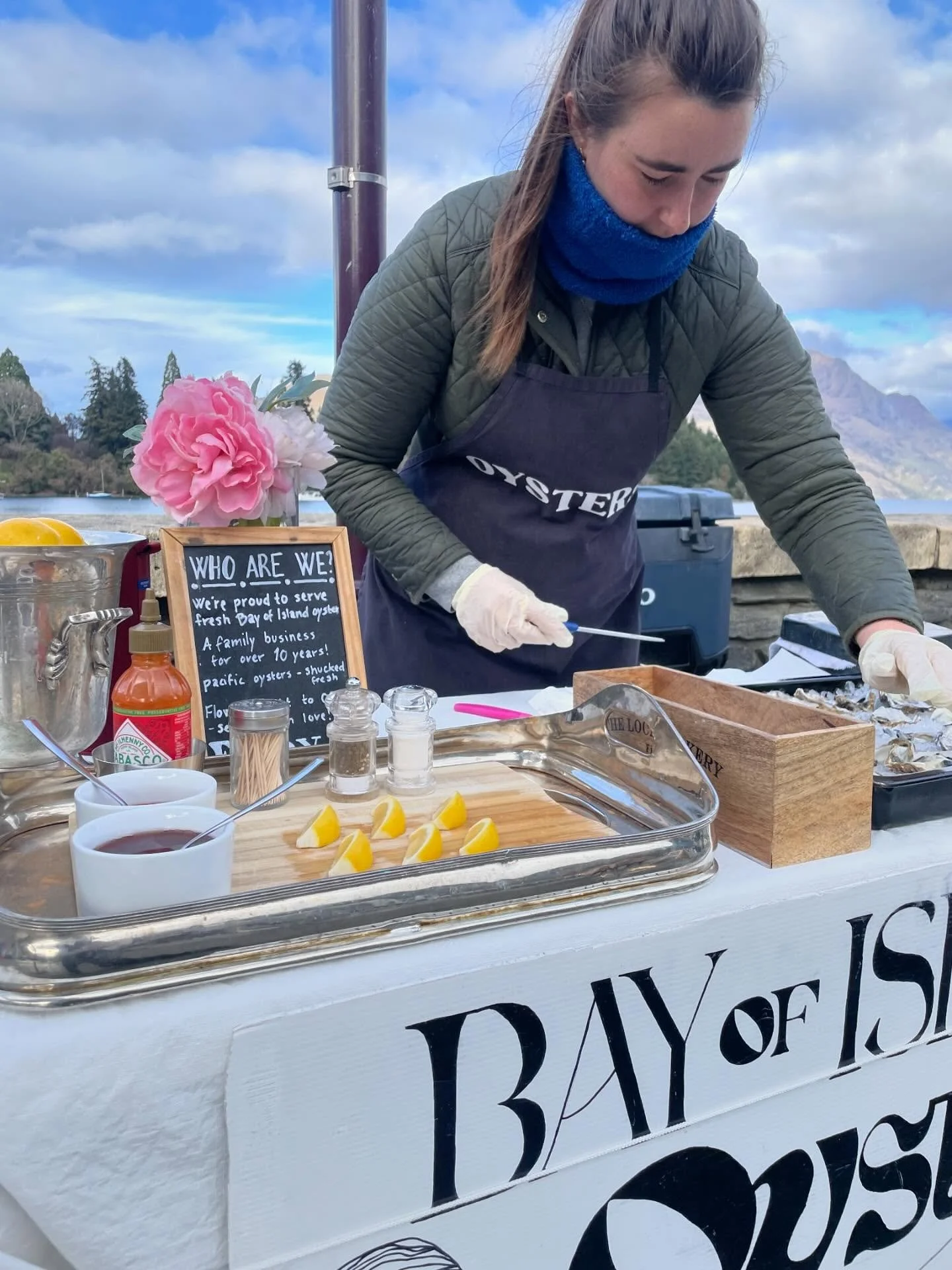 Enjoy a fresh oyster with a lake view! 🦪🤩 The perfect treat by the water.🙌