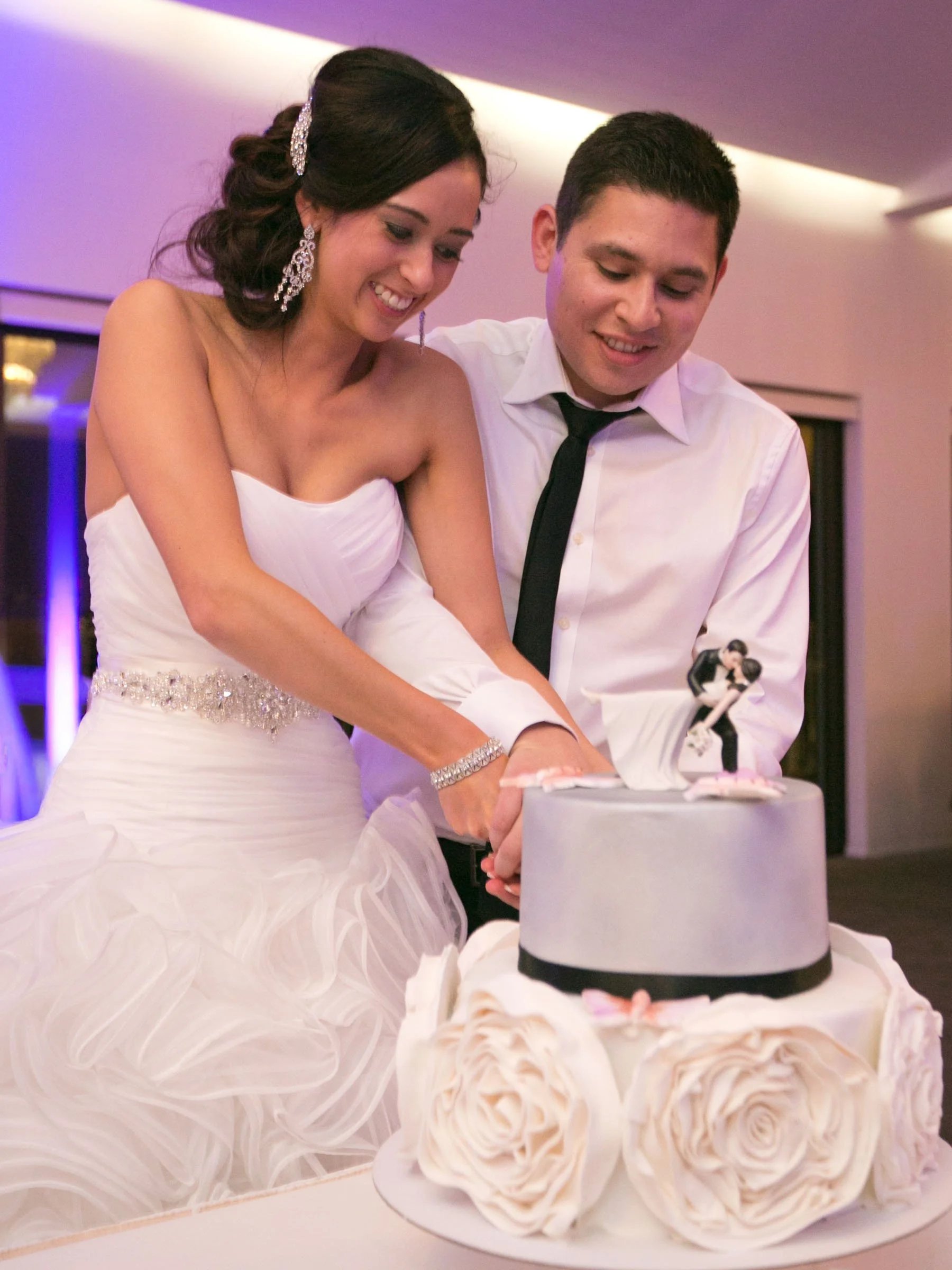 sergeants-mess-mosman-wedding-reception-cutting-cake-clare-sergio-33.jpg