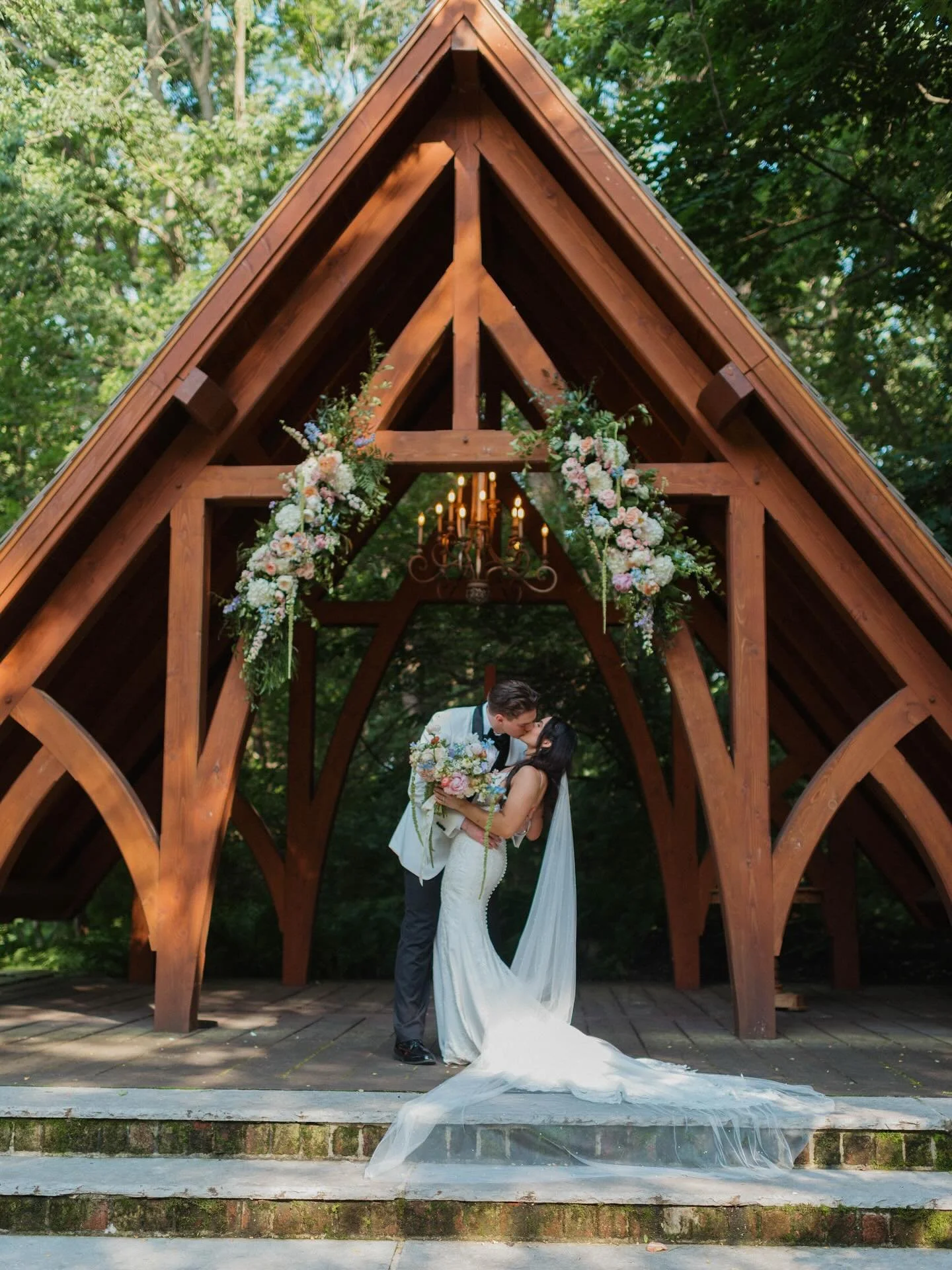 Looking back on Cara &amp; Lincoln&rsquo;s perfectly beautiful June day 🌸✨

Their wedding was equal parts romantic, heartfelt, and joyful. From hand-lettered signage to a cozy lounge for those golden-hour snuggles, every detail was crafted to reflec