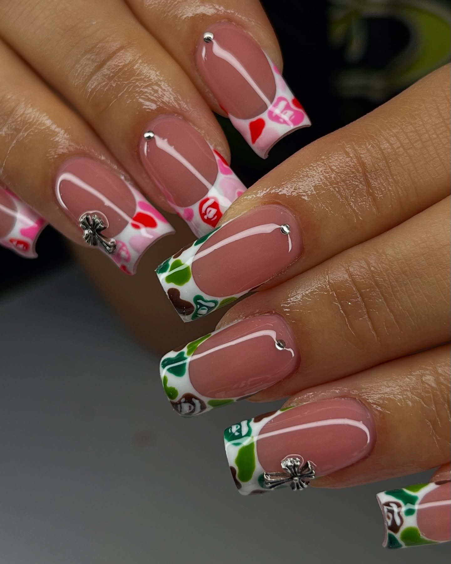 🦍Bape x chrome⛓️
&bull;
&bull;
Had so much fun painting these
✋😛🤚 
&bull;
&bull;
#oahunails #oahunailtech #hawaiinails #honolulunails #nailart #camonails #bapenails #bape #bapesta