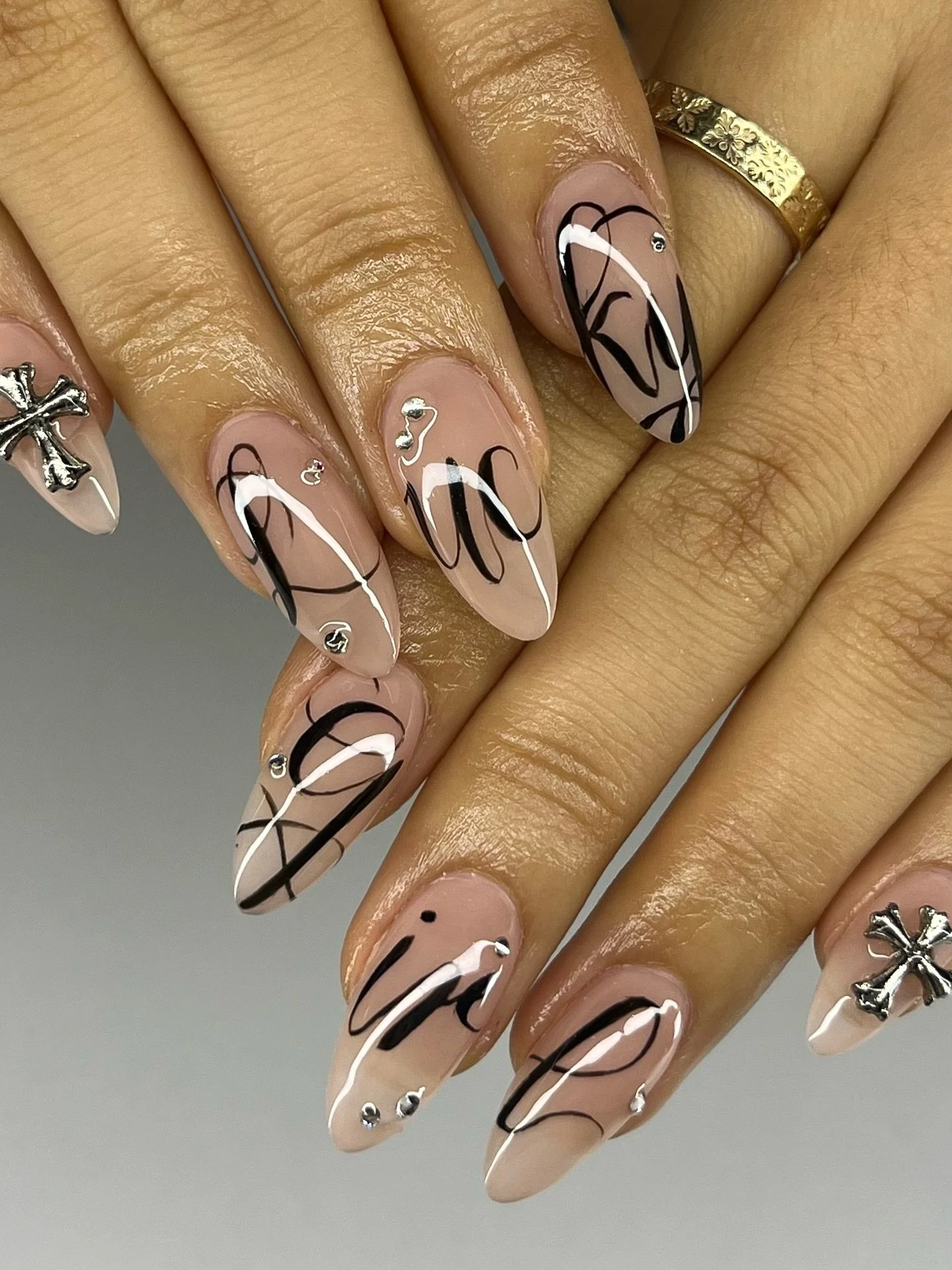 Lucky girl🖤🤍

#oahunails #oahunailtech #sumnernails #flowernails #nailart #nails #nailsnailsnails #nailinspo #nailsofinstagram #nailporn #hawaiinails #hawaiinailtech #honolulunails #gelx #nailartist