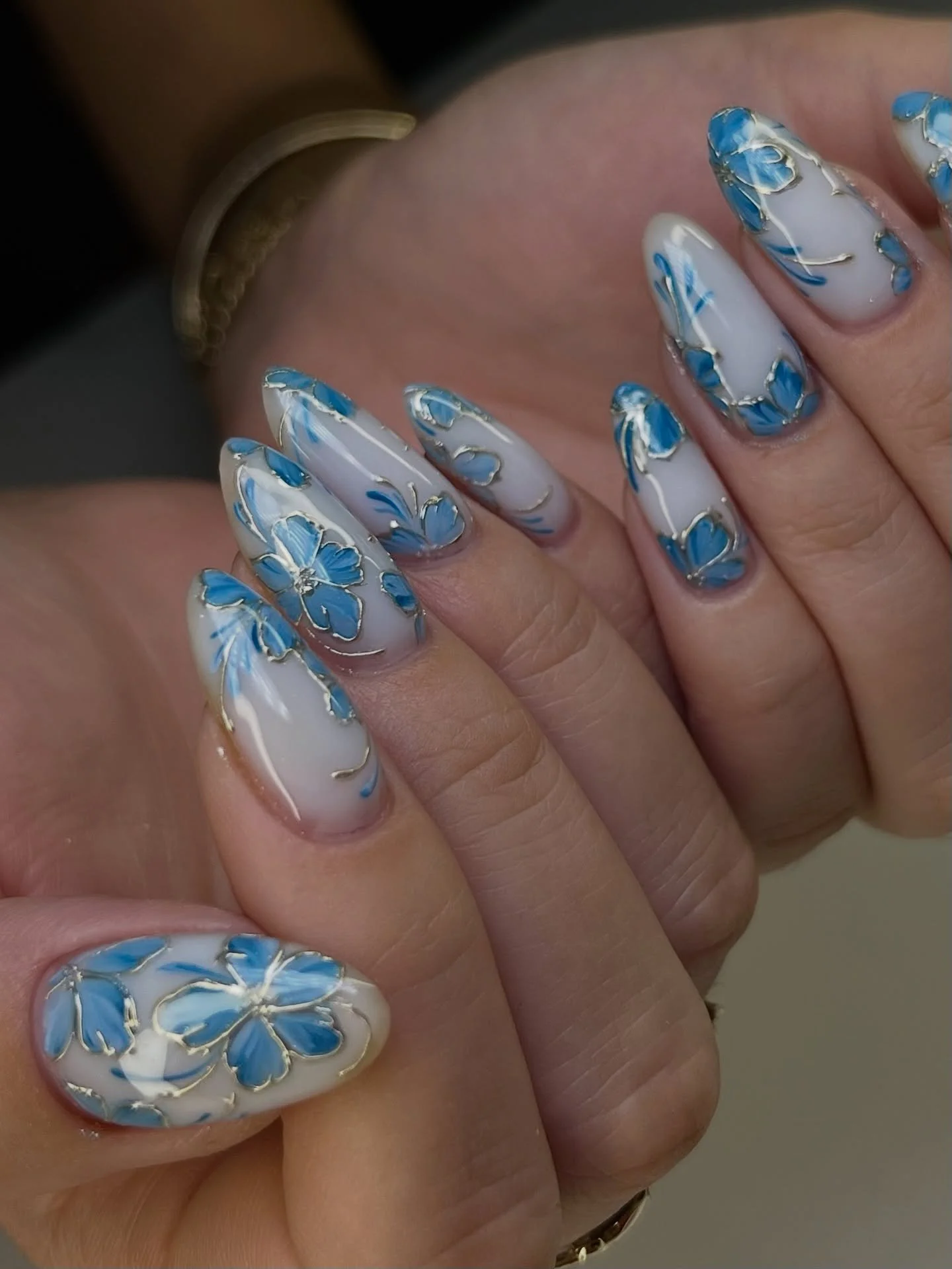 Swipe ➡️ do you like it glossy or matte? I cant choose

Porcelain inspired sets are my fav theyre just so good

#oahunails #oahunailtech #sumnernails #flowernails #nailart #nails #nailsnailsnails #nailinspo #nailsofinstagram #nailporn #hawaiinails #h