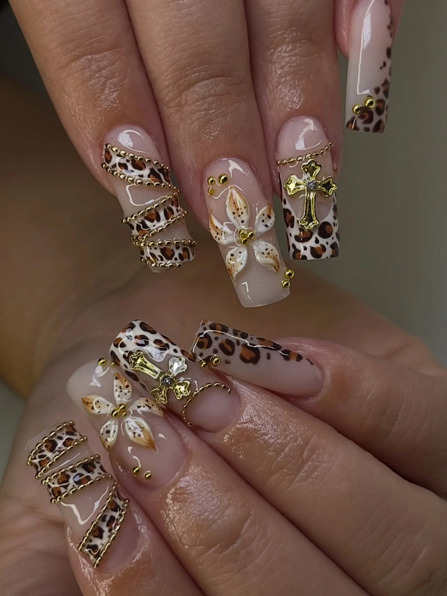 Clean lil leopard set🖤🐆🤍

#oahunails #oahunailtech #sumnernails #flowernails #nailart #nails #nailsnailsnails #nailinspo #nailsofinstagram #nailporn #hawaiinails #hawaiinailtech #honolulunails #gelx #nailartist