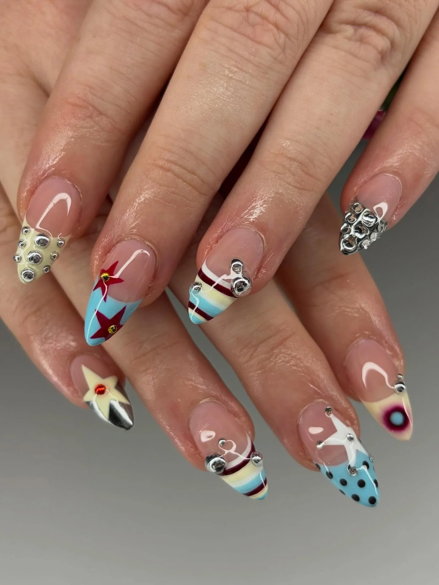 Need i say more

Disclaimer: i did less cuticle work than usual bc this client bleeds very easily!

#oahunails #oahunailtech #stripenails