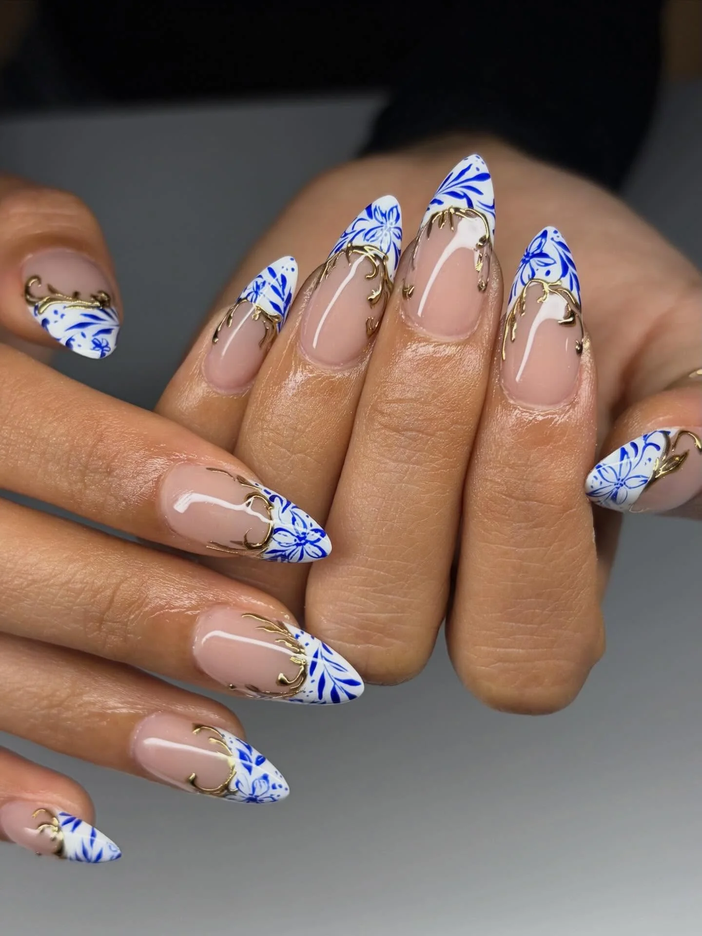 I will never get sick of porcelain inspired nails

#oahunails #oahunailtech #porcelainnails