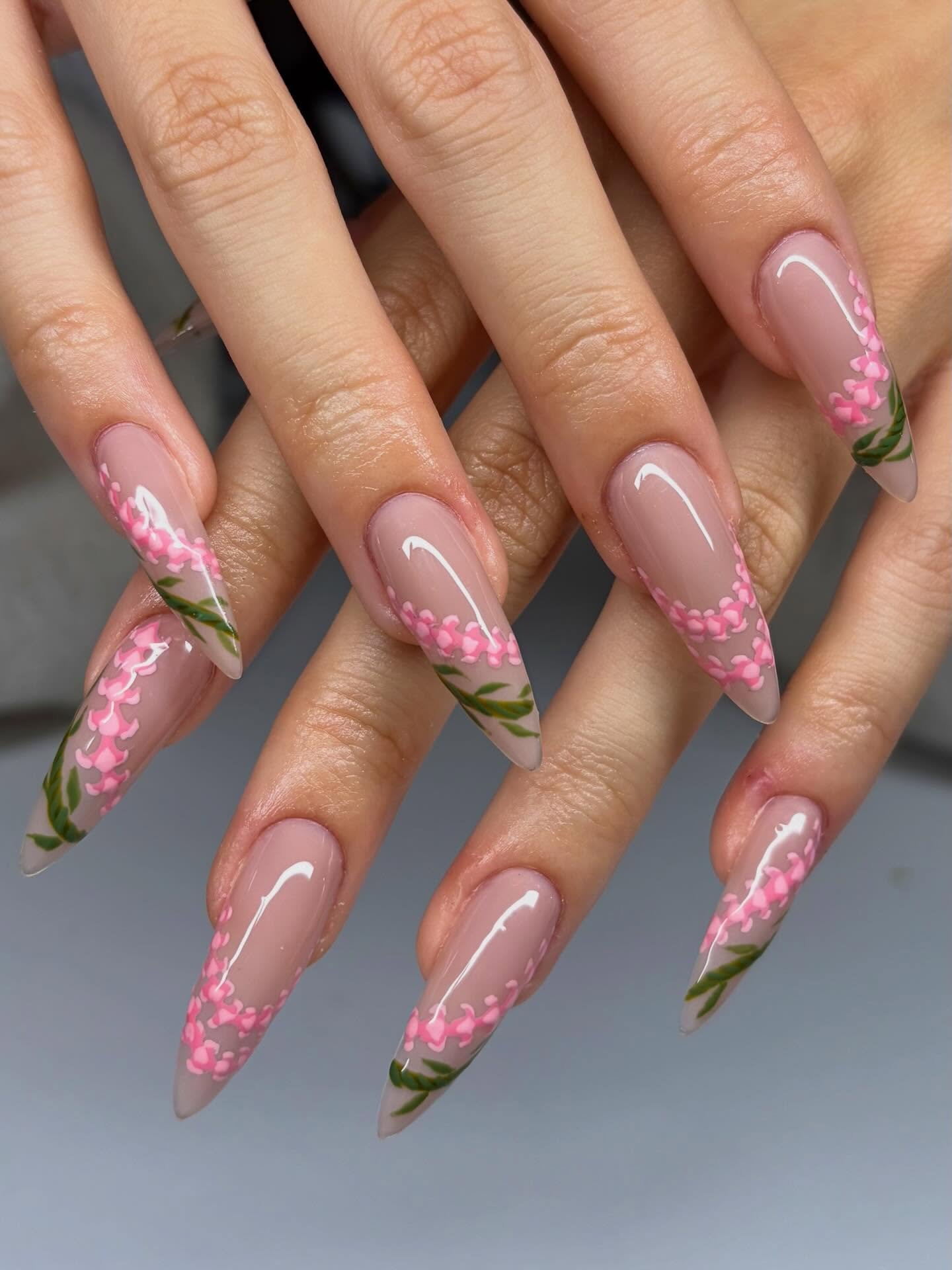 Sooo many graduates this year🥲💕 
congrats to everyone again and here&rsquo;s everyones fav lei inspired design🌺🌿

#oahunails #hawaiinails #leinails #leis