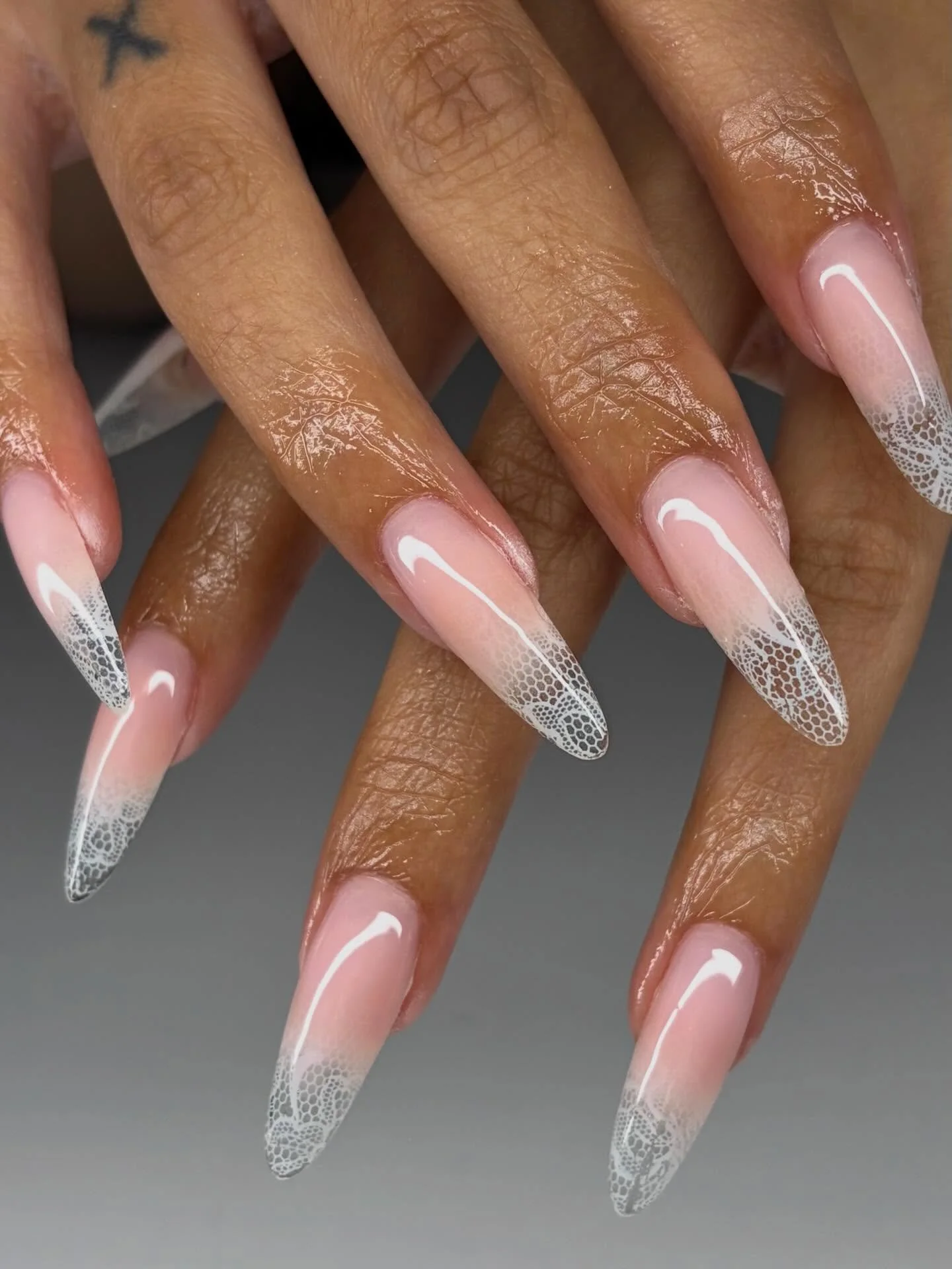 Finally found a clean method to do ombre using gel iykyk

#oahunails #oahunailtech #ombrelace #lacenails #bridalnails