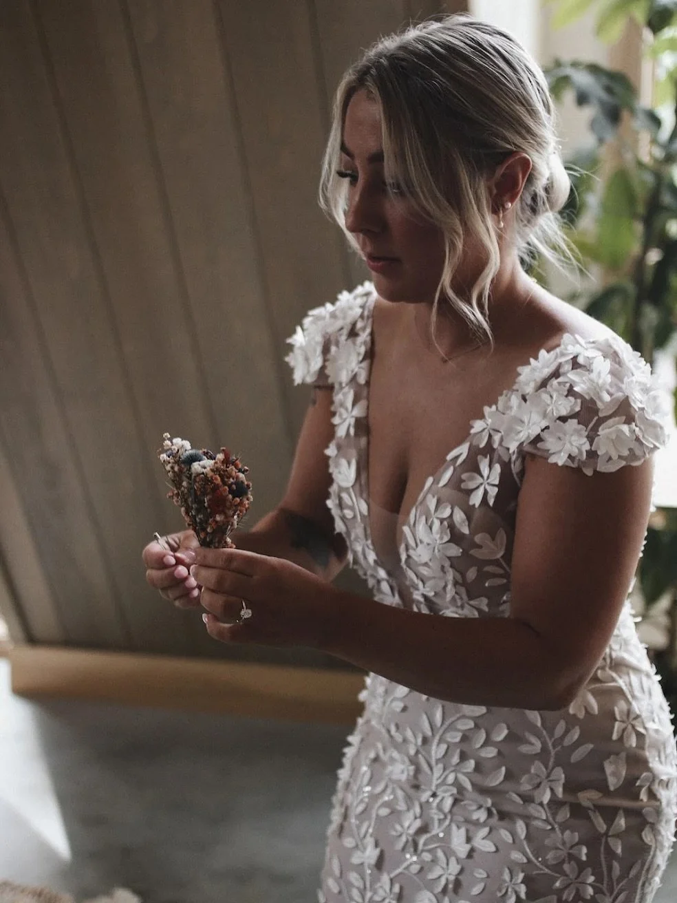 Making staircases her runway 👗 
Tasia’s Tailoring 🤍 
📍 Unionville, CT | tasiastailoring.com