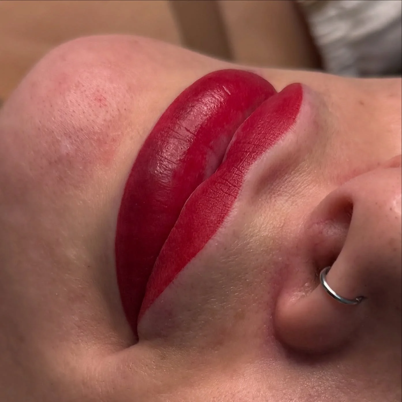 My client here wanted BOLD, red lips. We achieved this lip tattoo with a 1RL, 3RL and 7curved magnum to really pack in the colour. 

#redlips #liptattoo #cosmetictattoo #theperfectarch