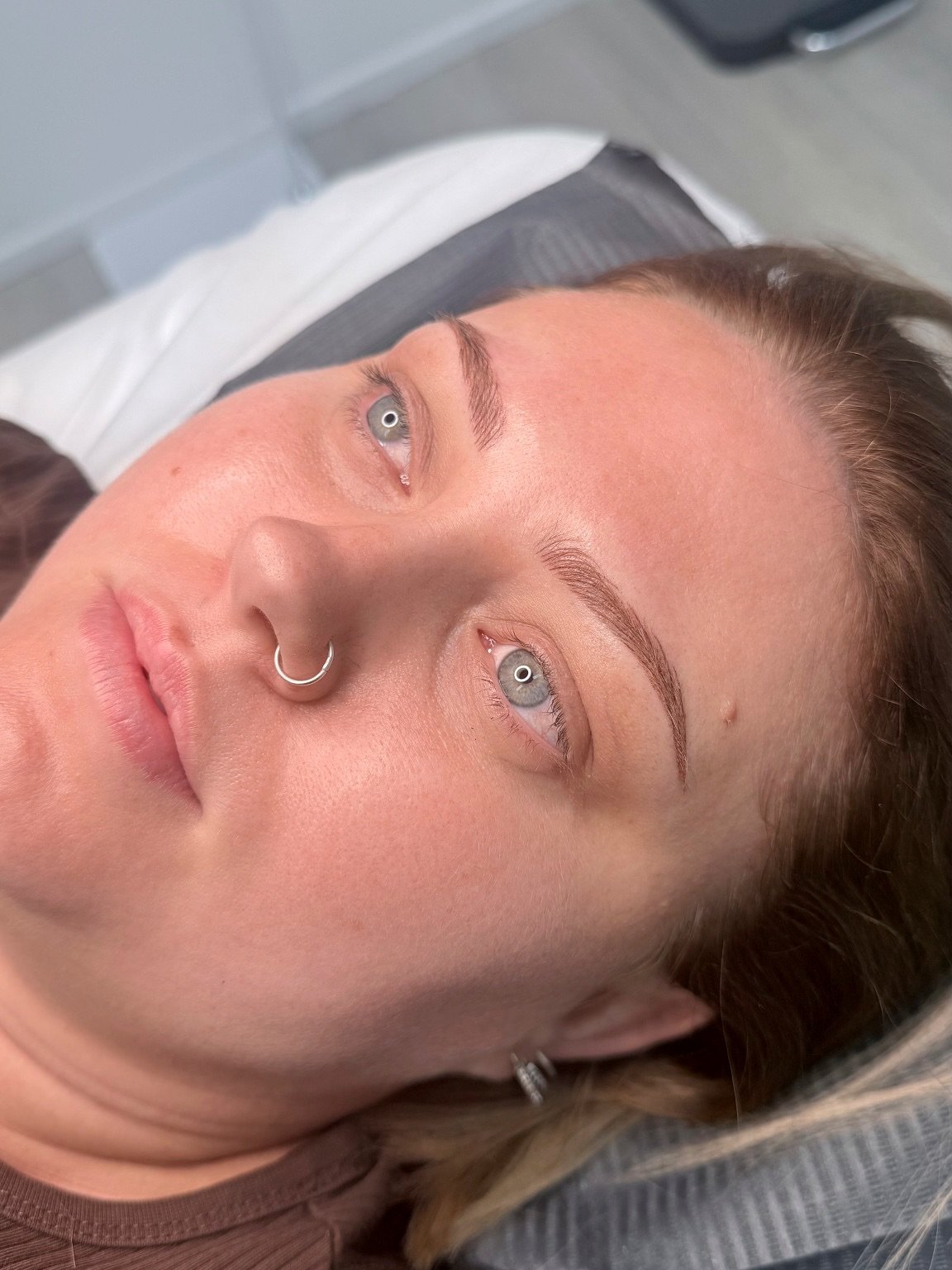 Combination brow. Strokes with some soft powder through the tails and lower arch to achieve a very natural result. Using @monicaivani.mybrows pigments. 
This will heal suuuuper soft and natural 💕

Located Townsville and Gold Coast 📍