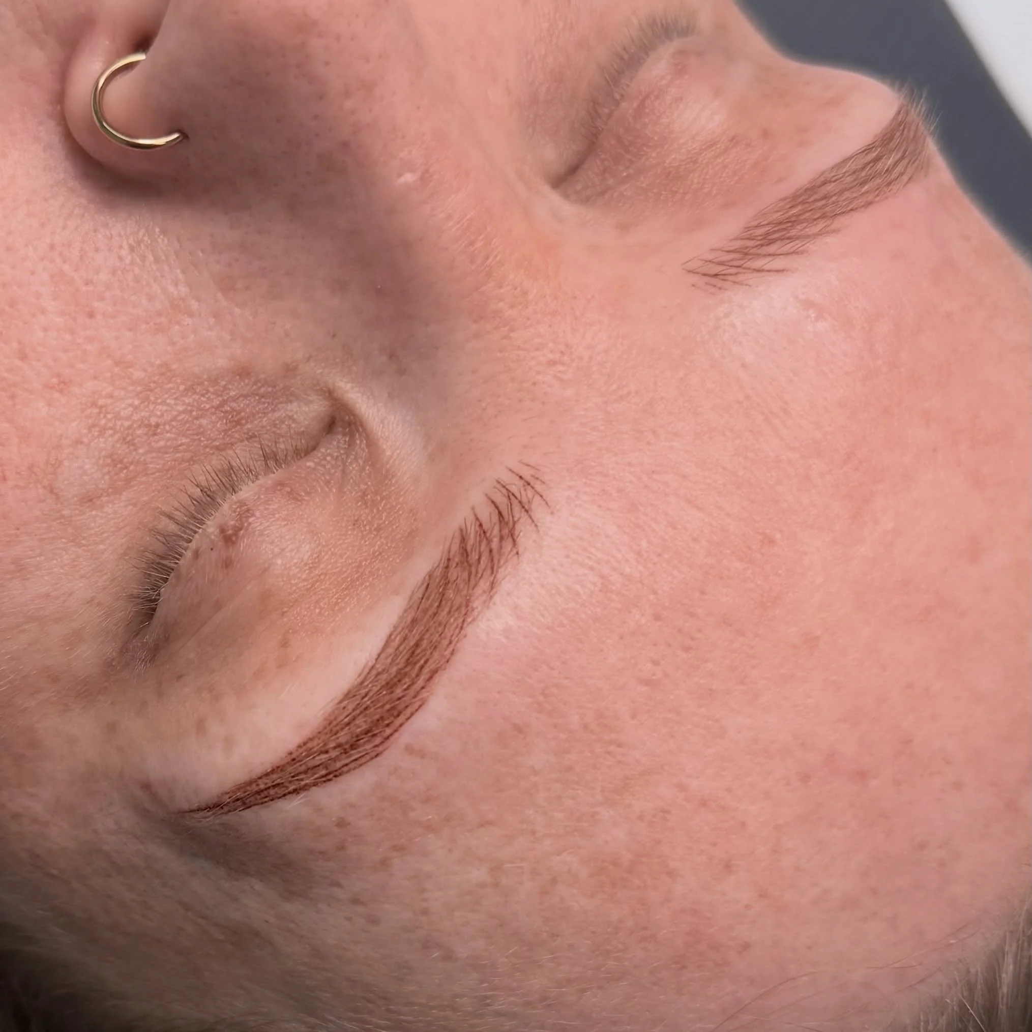 Soft combo brows for my beautiful client ✨
Just look at those delicate, fluffy hair strokes 💕
Designed to heal soft, natural, and effortlessly beautiful. Because harsh brows just aren&rsquo;t the vibe.

#browartist #cosmetictattoo