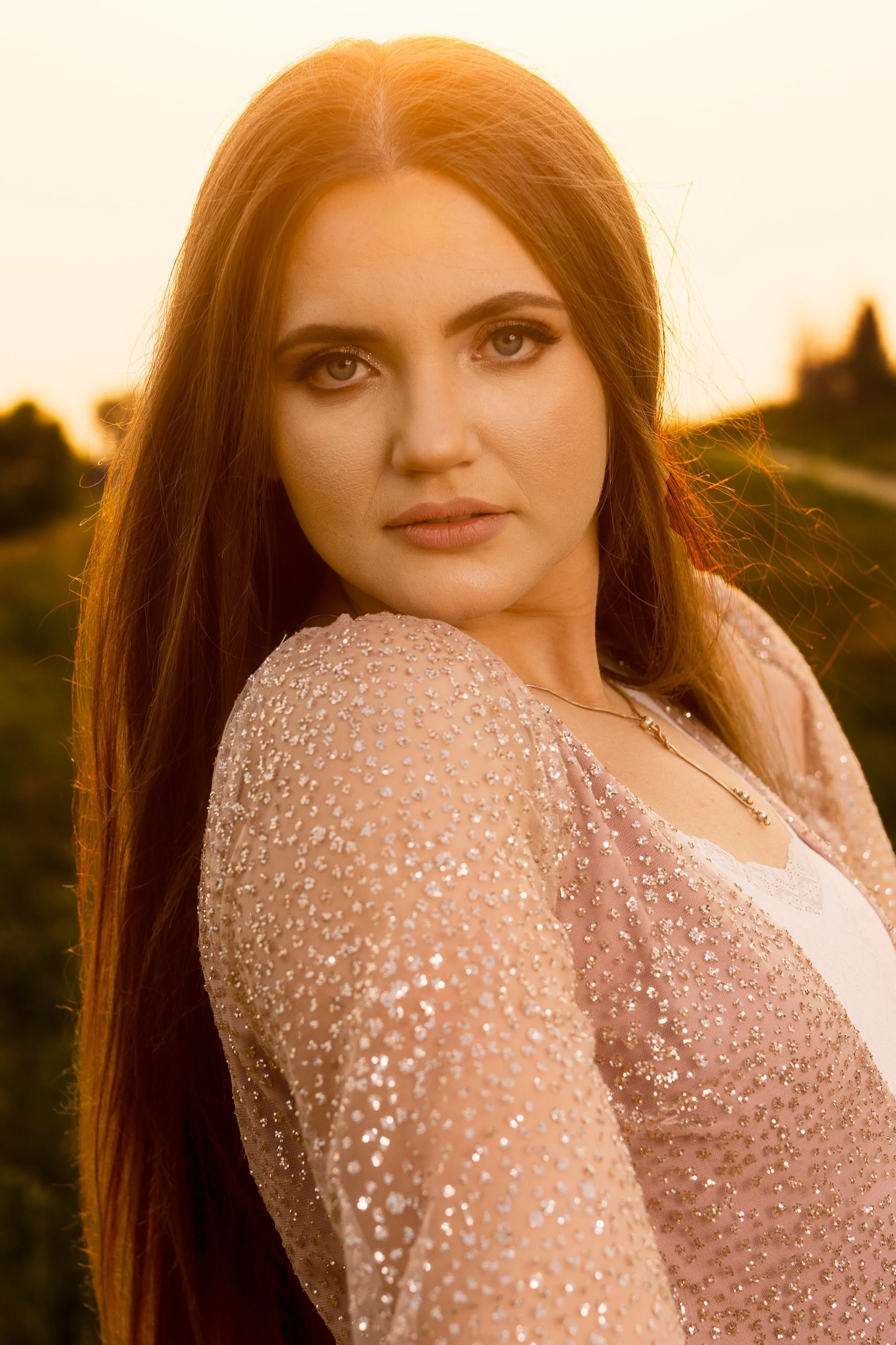 editorial outdoor portrait of woman at sunset with warm natural light – Calgary fashion photography