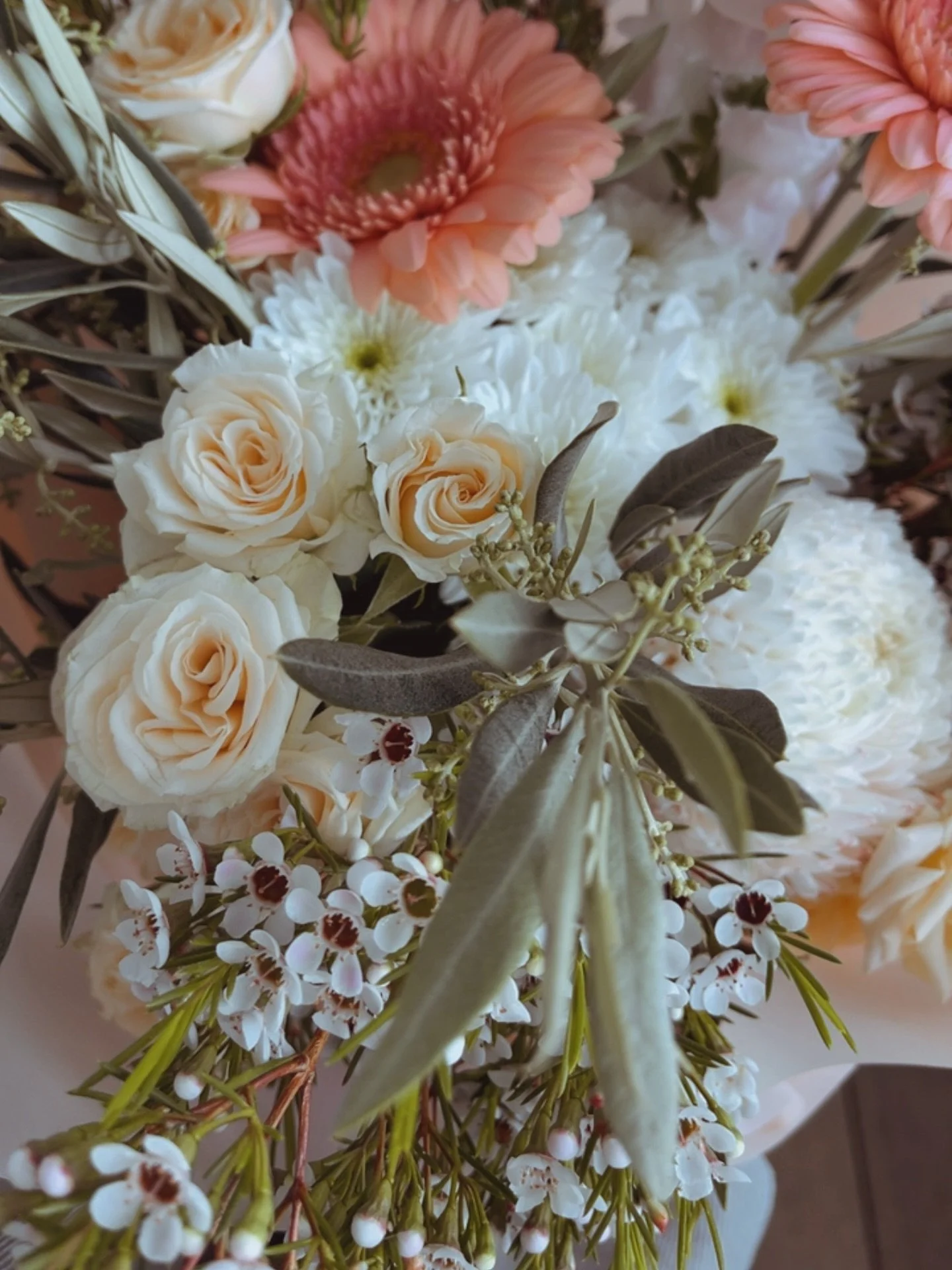 Happy floral Friday beautiful people ✨

If you could smell the white wax flower through the phone 👌🏼👌🏼👌🏼 smells delish. 

#fridayflowers #floralfriday #flowerdeliverynewcastle #cardiffsouthflorist #lakemacquarieflorist #newcastleflorist