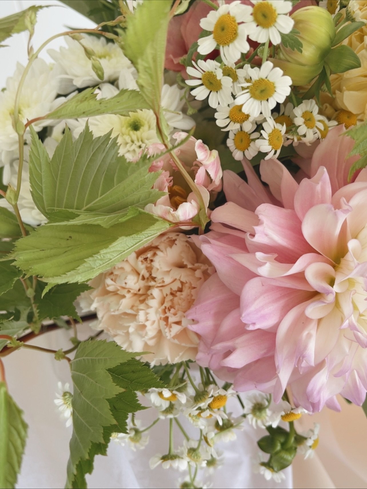 A little moment of pastel magic ✨ 

Blushing dahlias, ruffled petals, dancing chamomile and wild garden branches &mdash; all gathered gently, as if picked from a quiet morning walk.

There&rsquo;s something special about flowers that don&rsquo;t try 