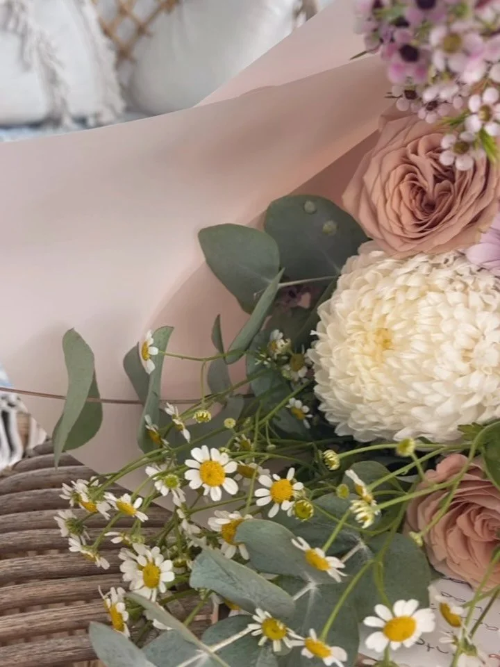 Florals and candles make the perfect gift ✨ 

Whether it&rsquo;s for a Christmas gift for a loved one, a &lsquo;don&rsquo;t bring anything&rsquo; gift for Christmas catch ups or like today&rsquo;s a beautiful end of year teacher gift flowers and or c