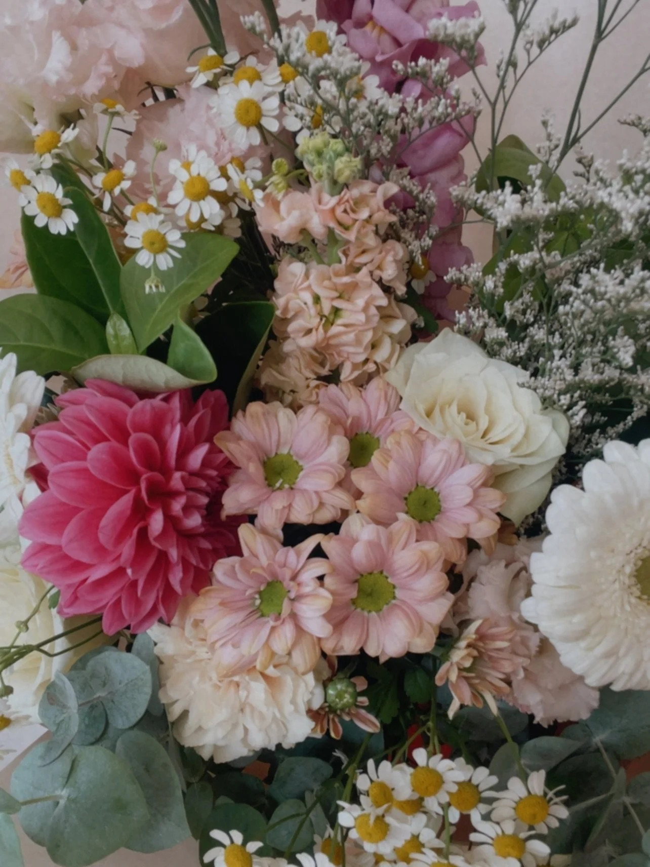 Little bit of last week ✨ 

Love that I get to be apart of peoples surprises &amp; moments 🤍 

#freshbouquet #cardiffsouthflorist #lakemacquarieflorist #newcastleflorist #localflowerdelivery