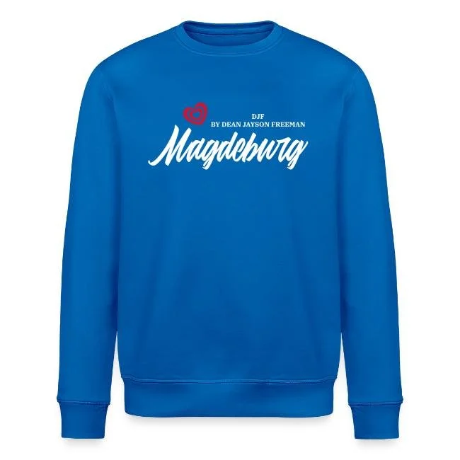 Blauer Pullover mit weißen Schriftzug 'Magdeburg' und rotem Herz-Logo, darüber steht 'DJF by Dean Jayson Freeman'.